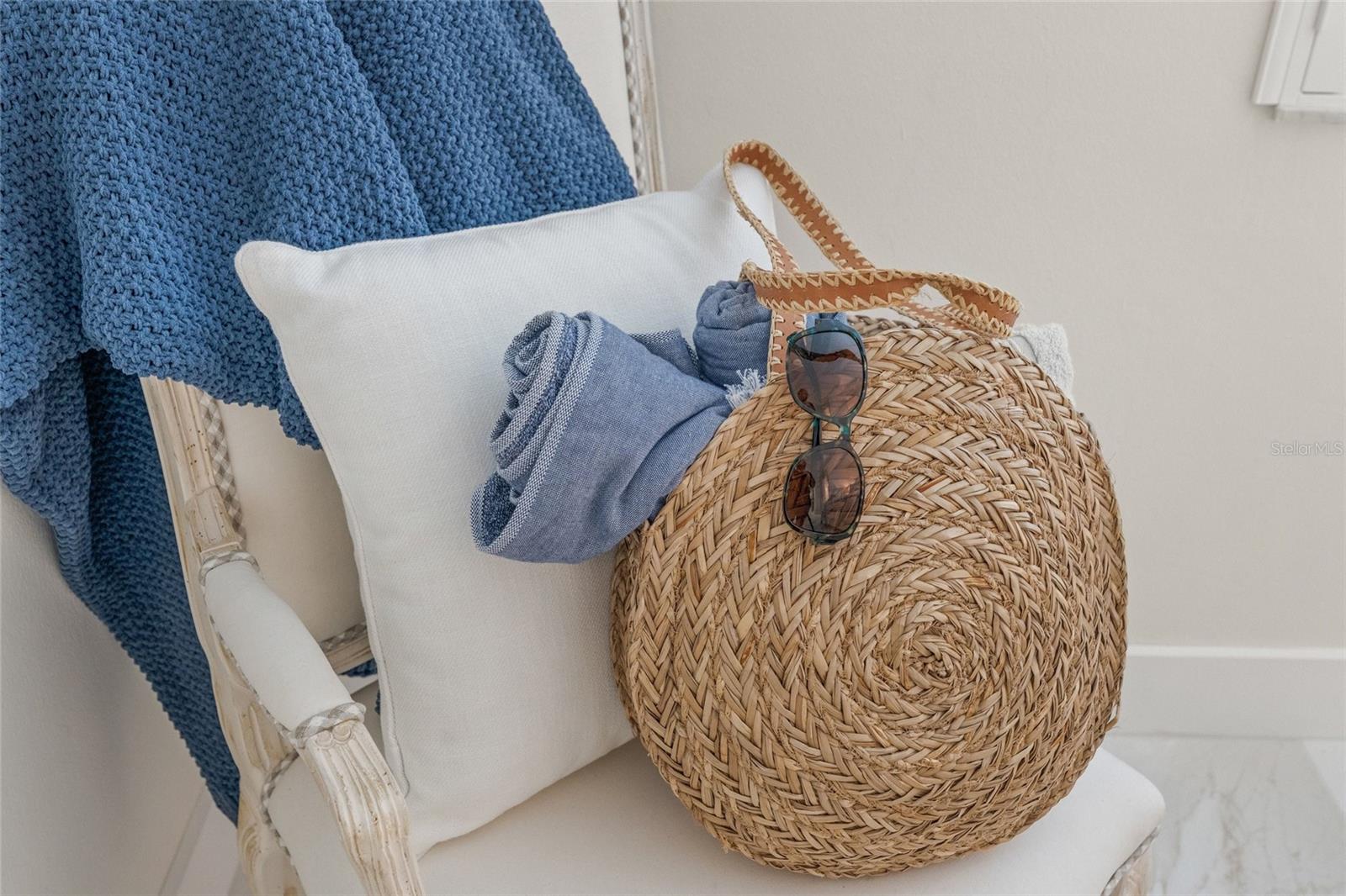 Image 56 of 78 For 5880 Midnight Pass Road 511