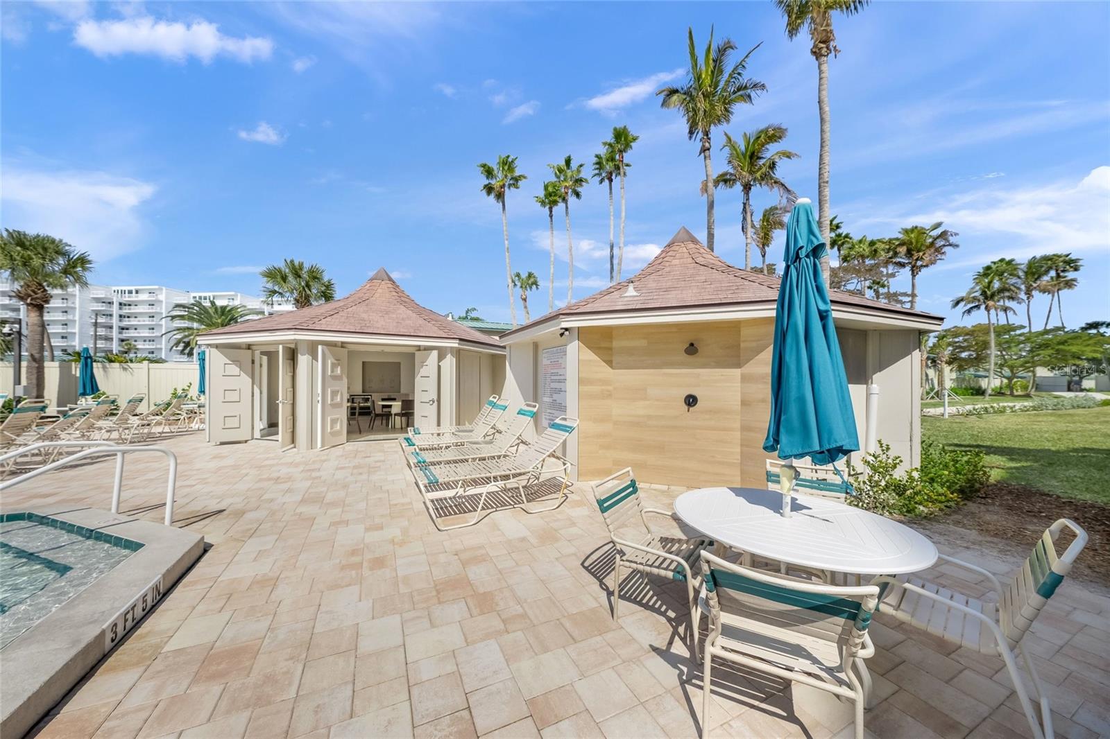 Image 58 of 78 For 5880 Midnight Pass Road 511