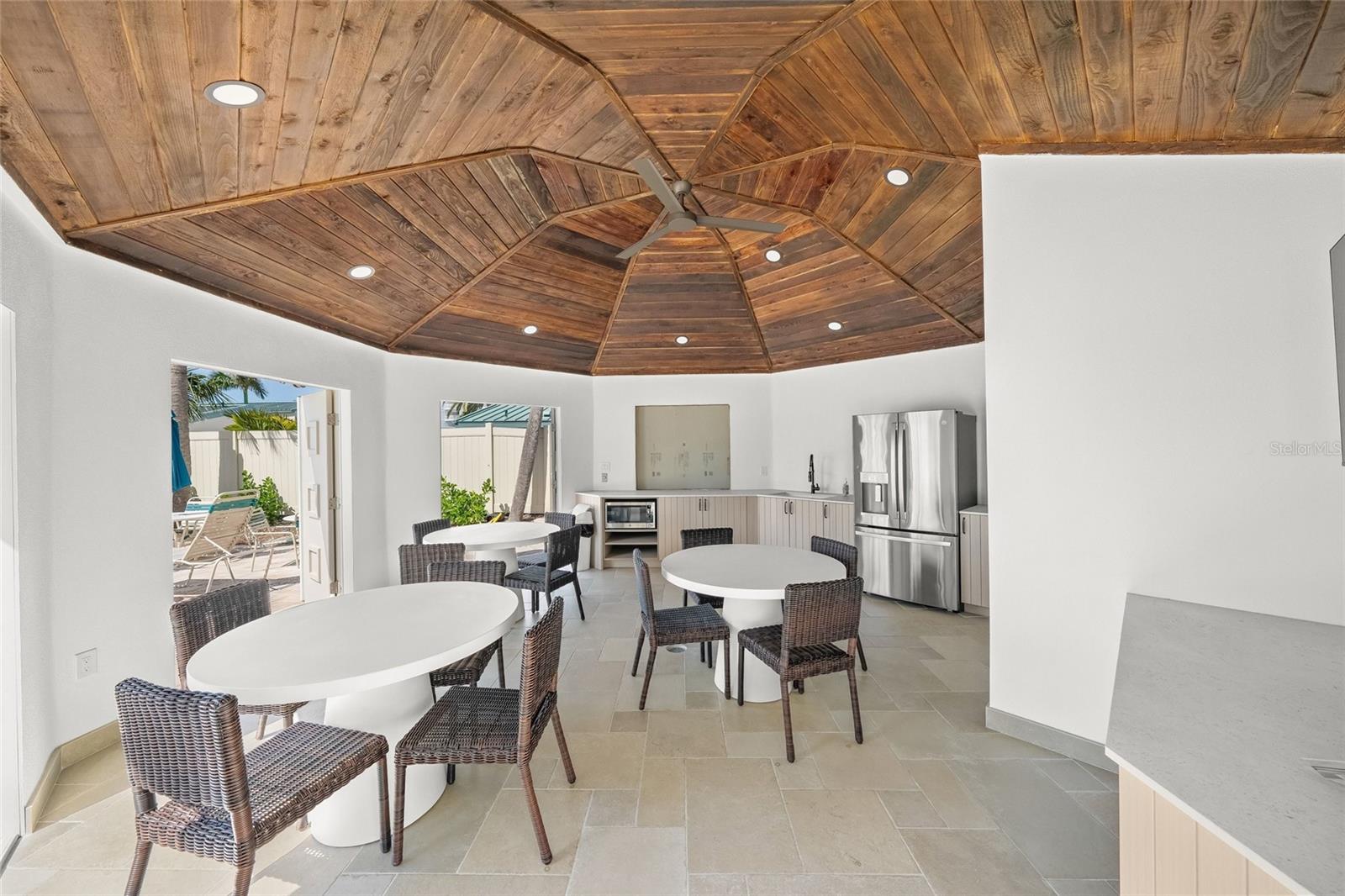 Image 59 of 78 For 5880 Midnight Pass Road 511