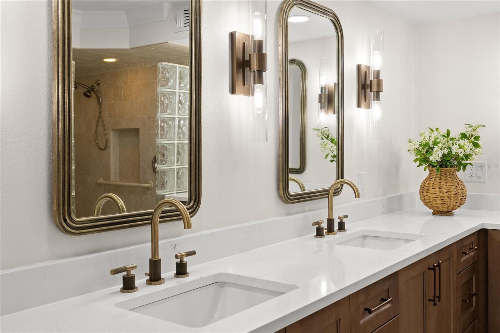 Image 6 of 78 For 5880 Midnight Pass Road 511