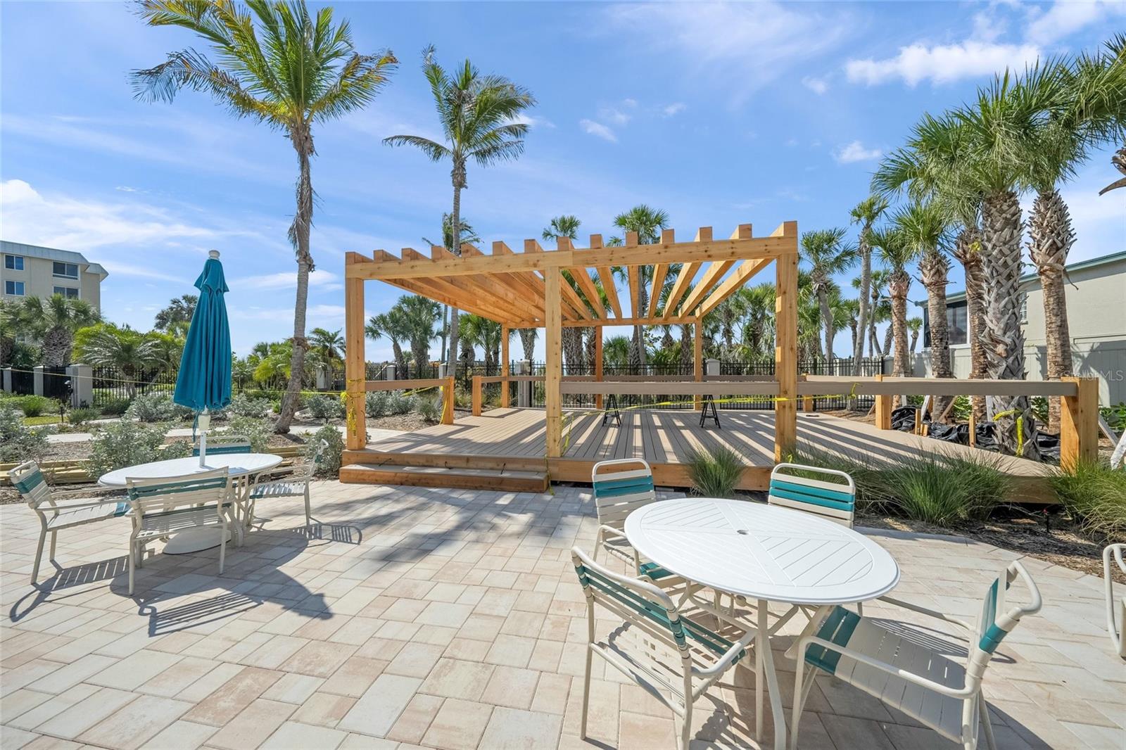 Image 60 of 78 For 5880 Midnight Pass Road 511