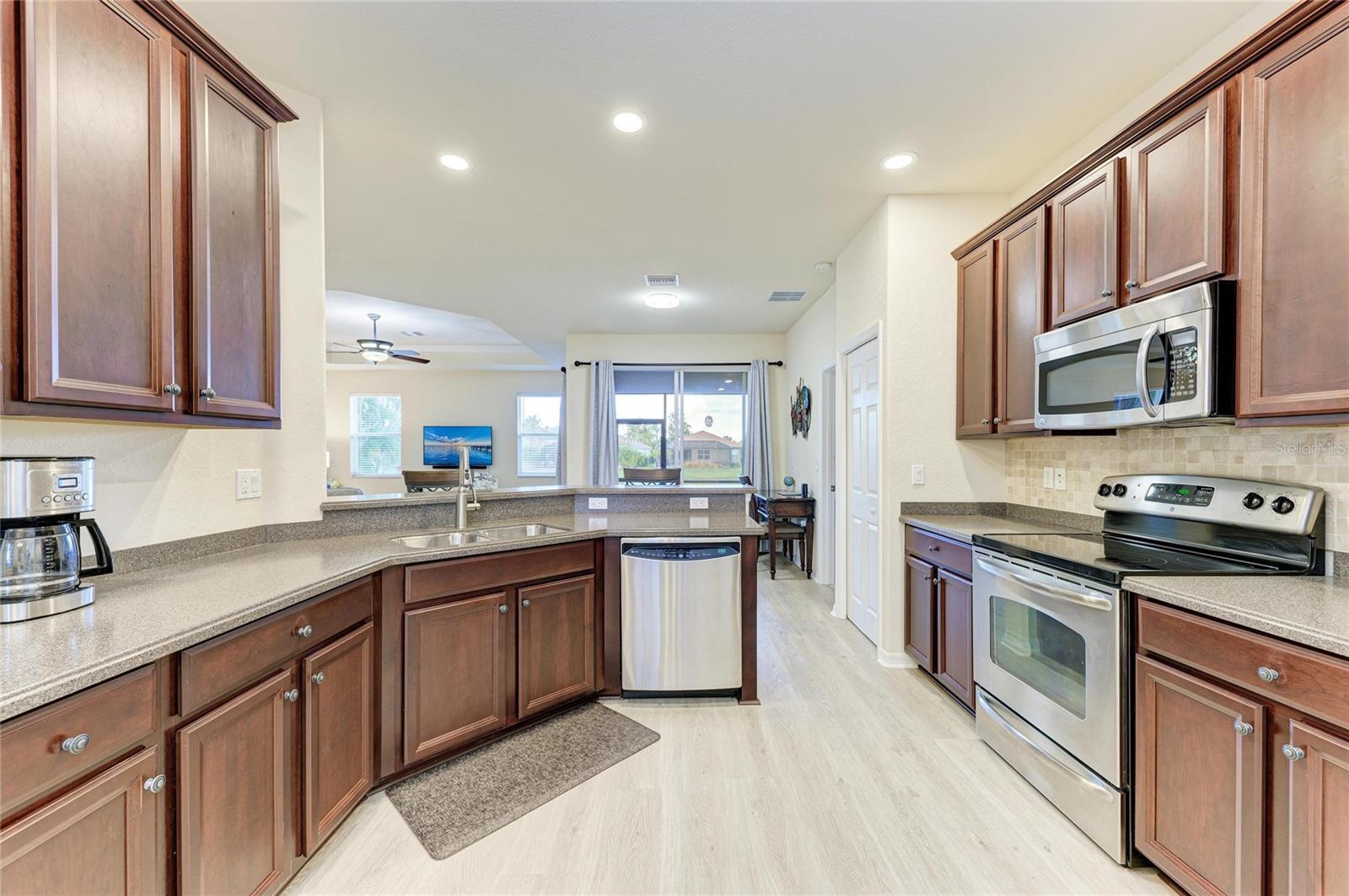 Image 11 of 84 For 220 River Enclave Court