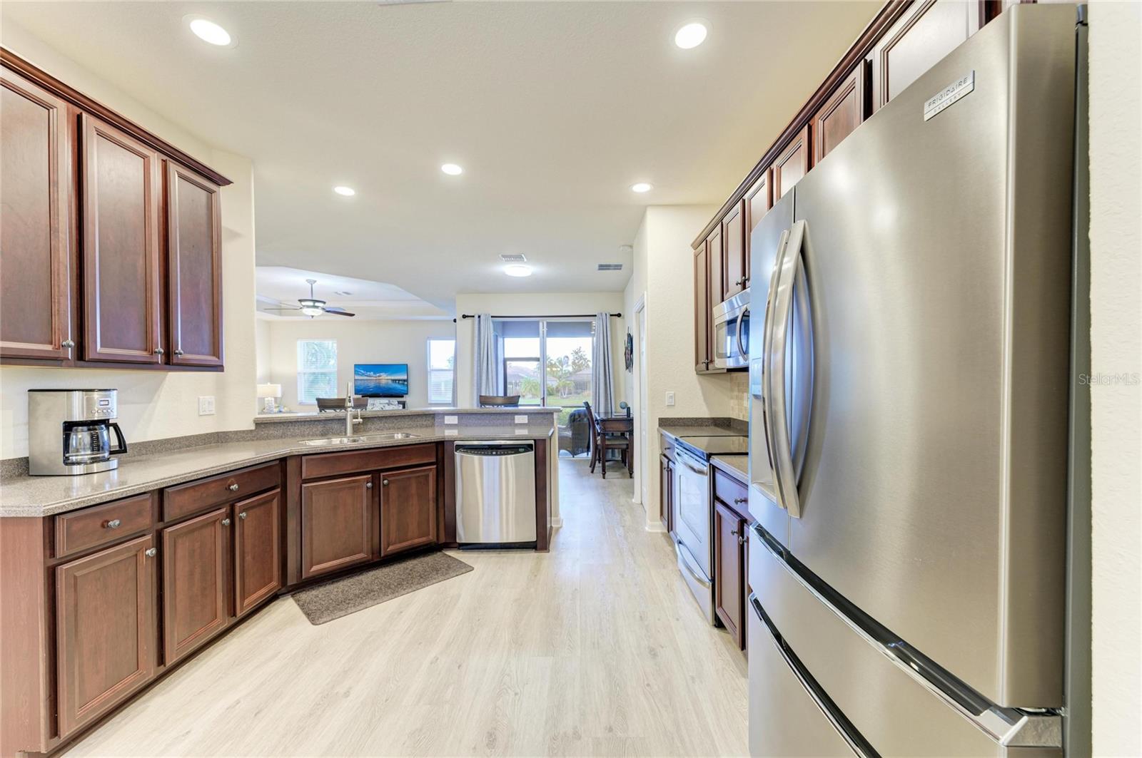 Image 14 of 84 For 220 River Enclave Court