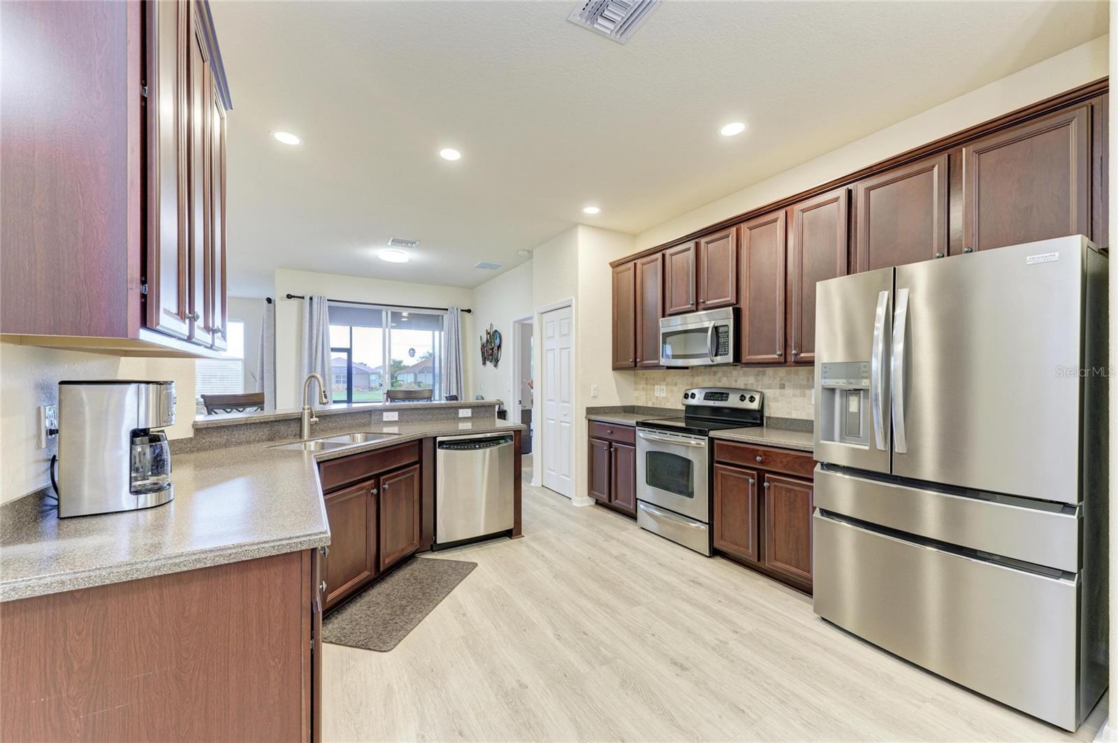 Image 16 of 84 For 220 River Enclave Court