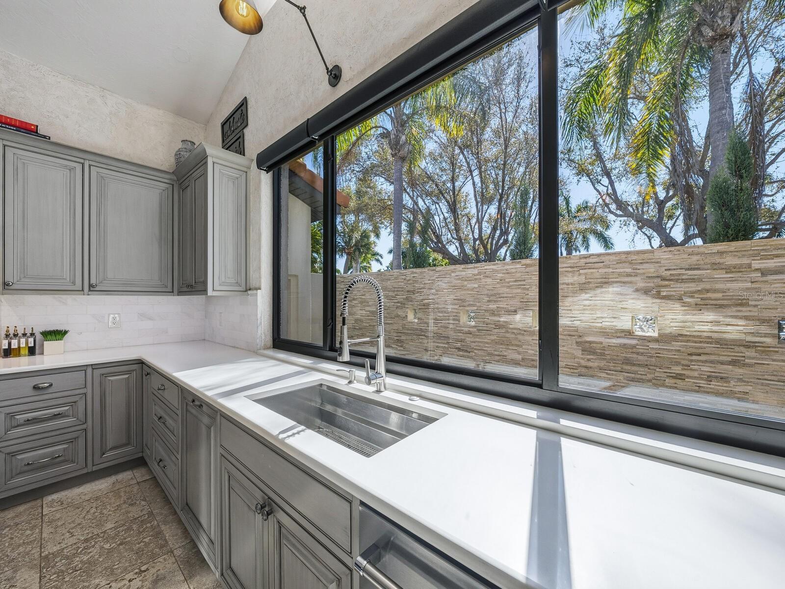 Listing photo id 17 for 319 Bird Key Drive