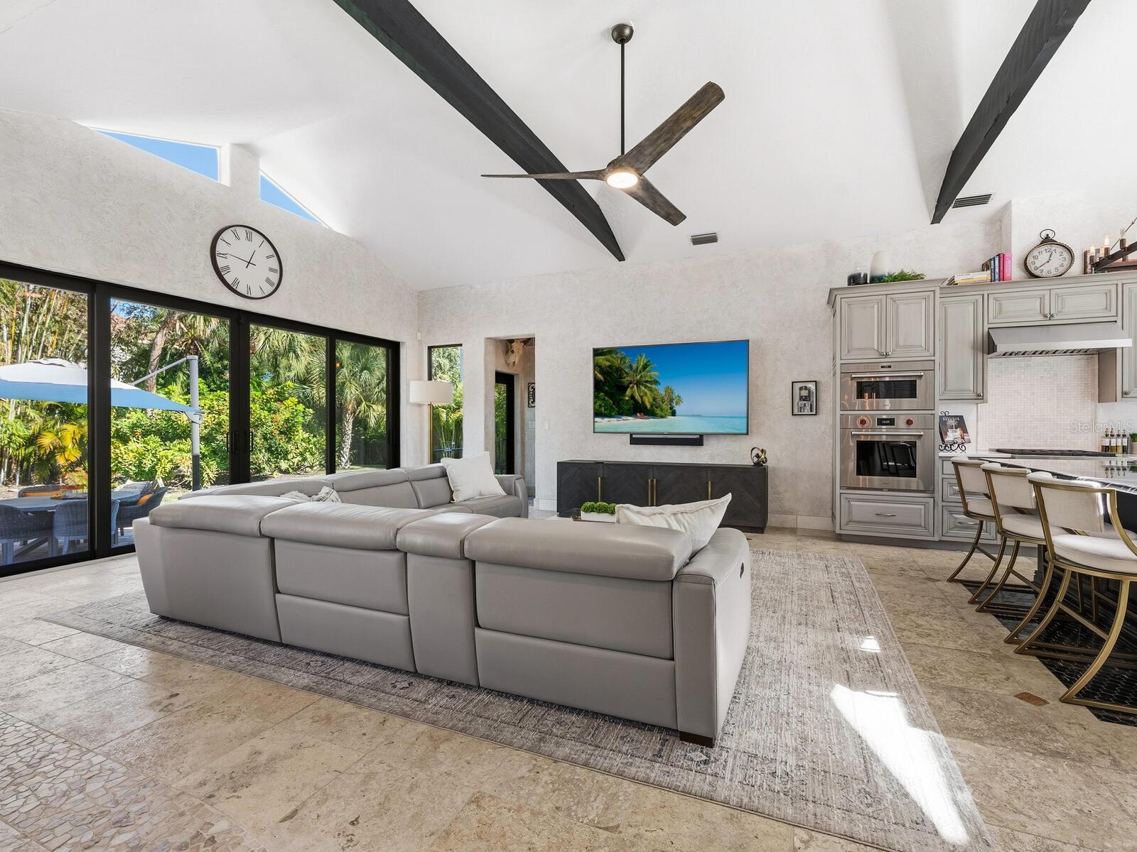 Listing photo id 19 for 319 Bird Key Drive