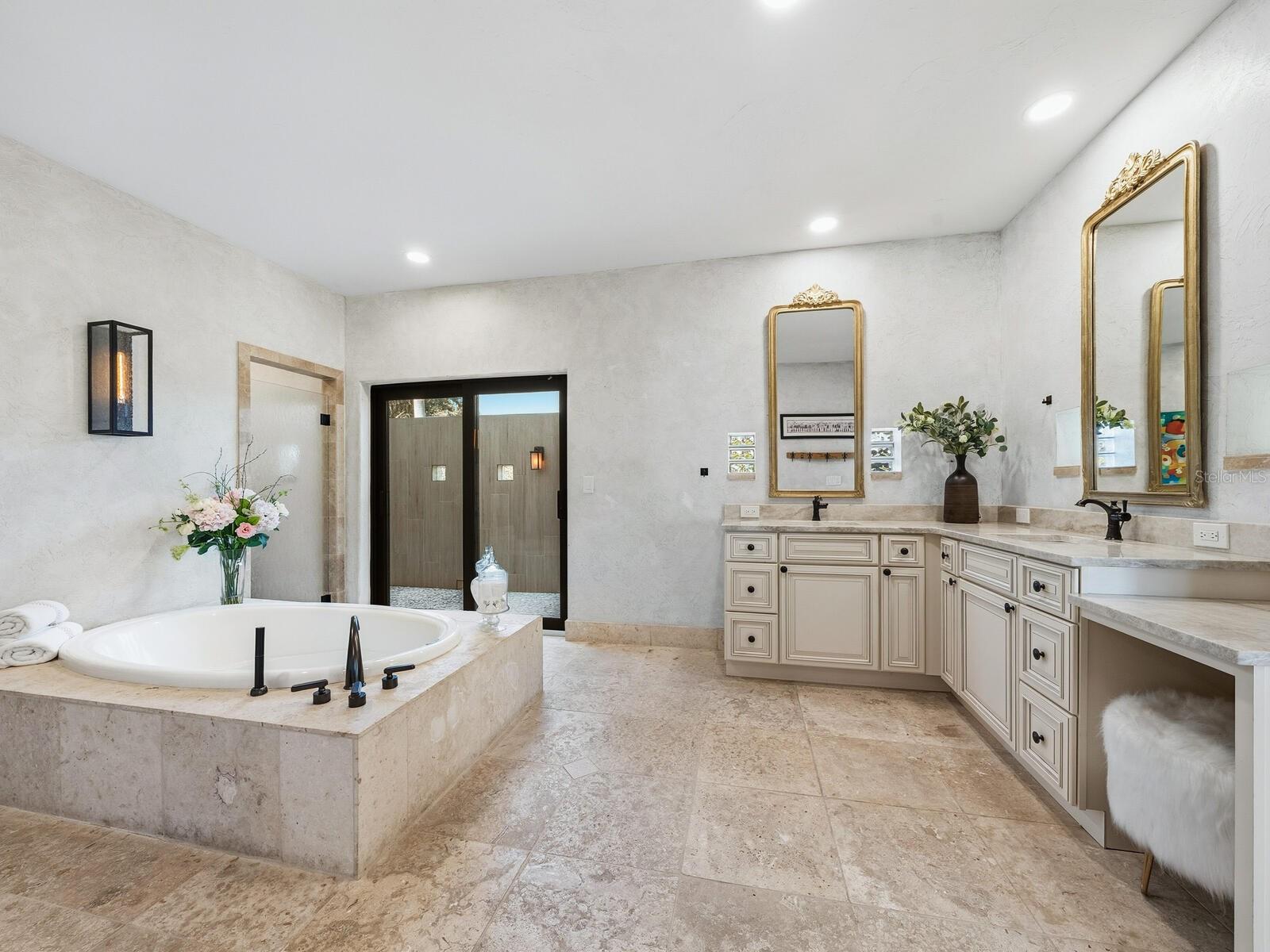 Listing photo id 25 for 319 Bird Key Drive