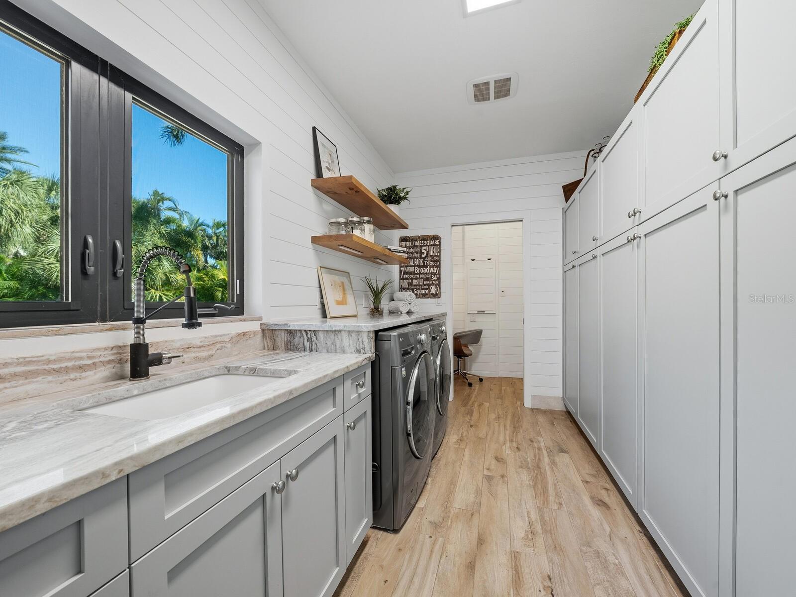 Listing photo id 35 for 319 Bird Key Drive