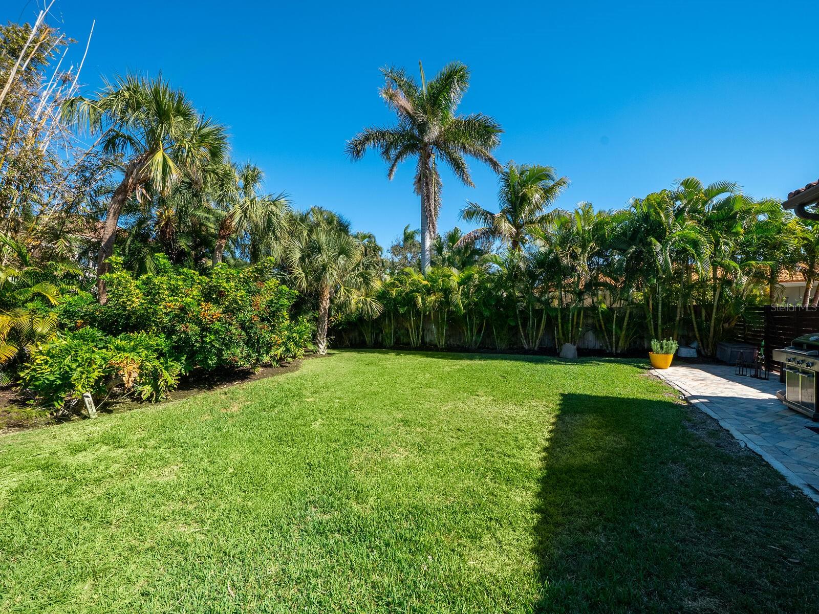 Listing photo id 45 for 319 Bird Key Drive