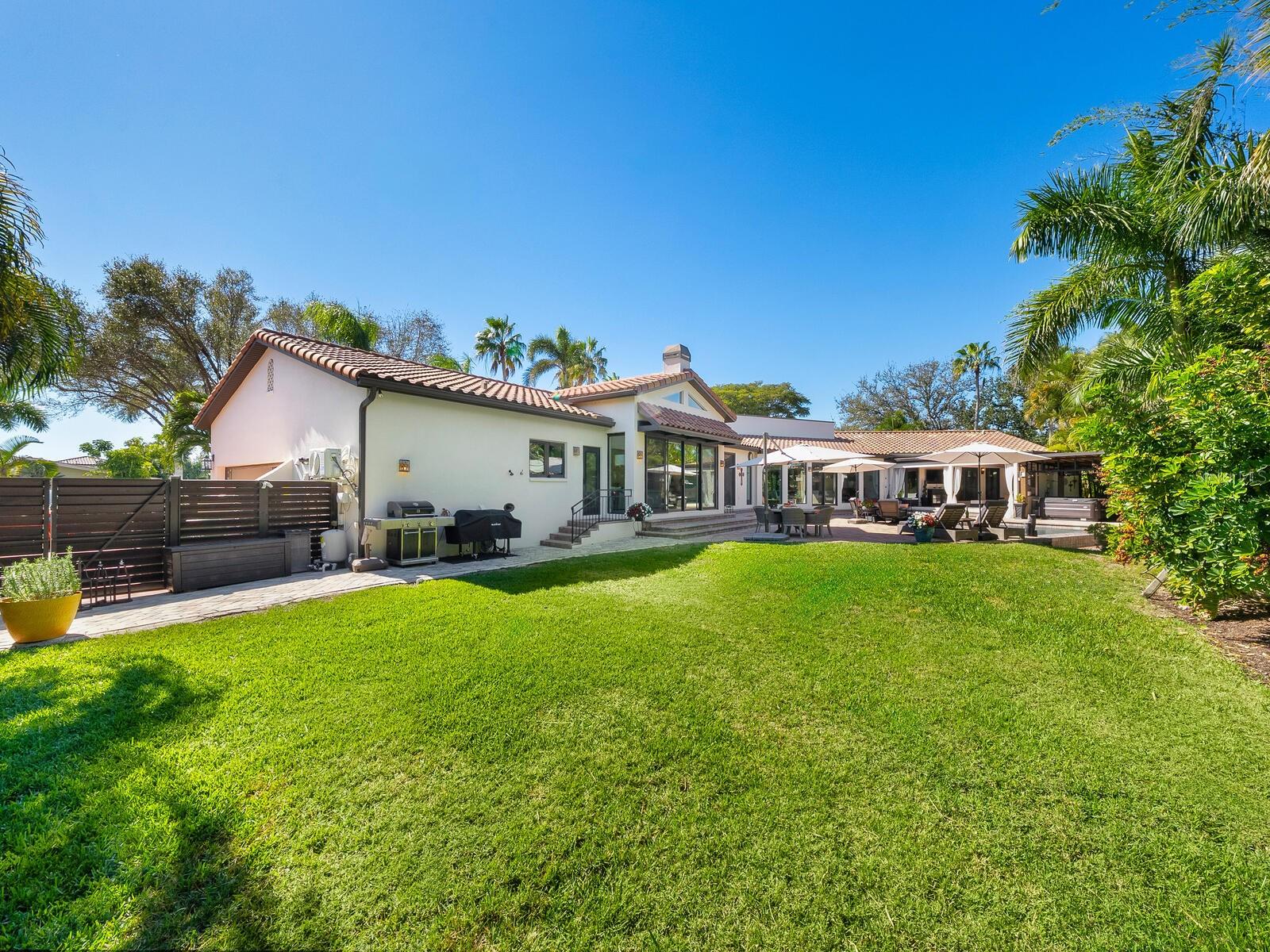 Listing photo id 46 for 319 Bird Key Drive