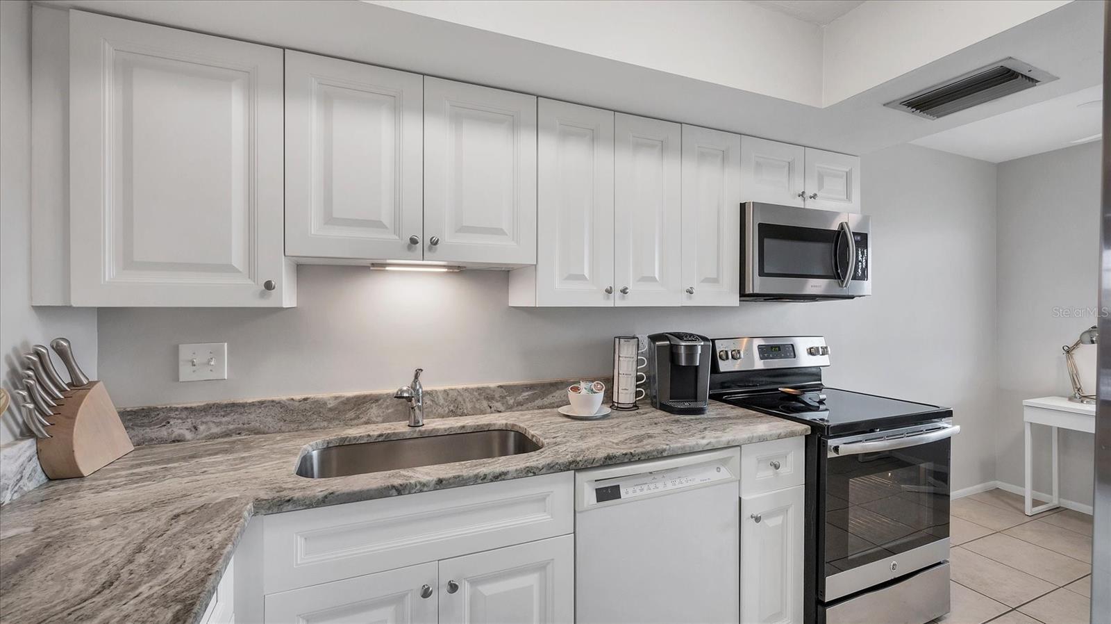 Image 18 of 37 For 8625 Midnight Pass Road 506b