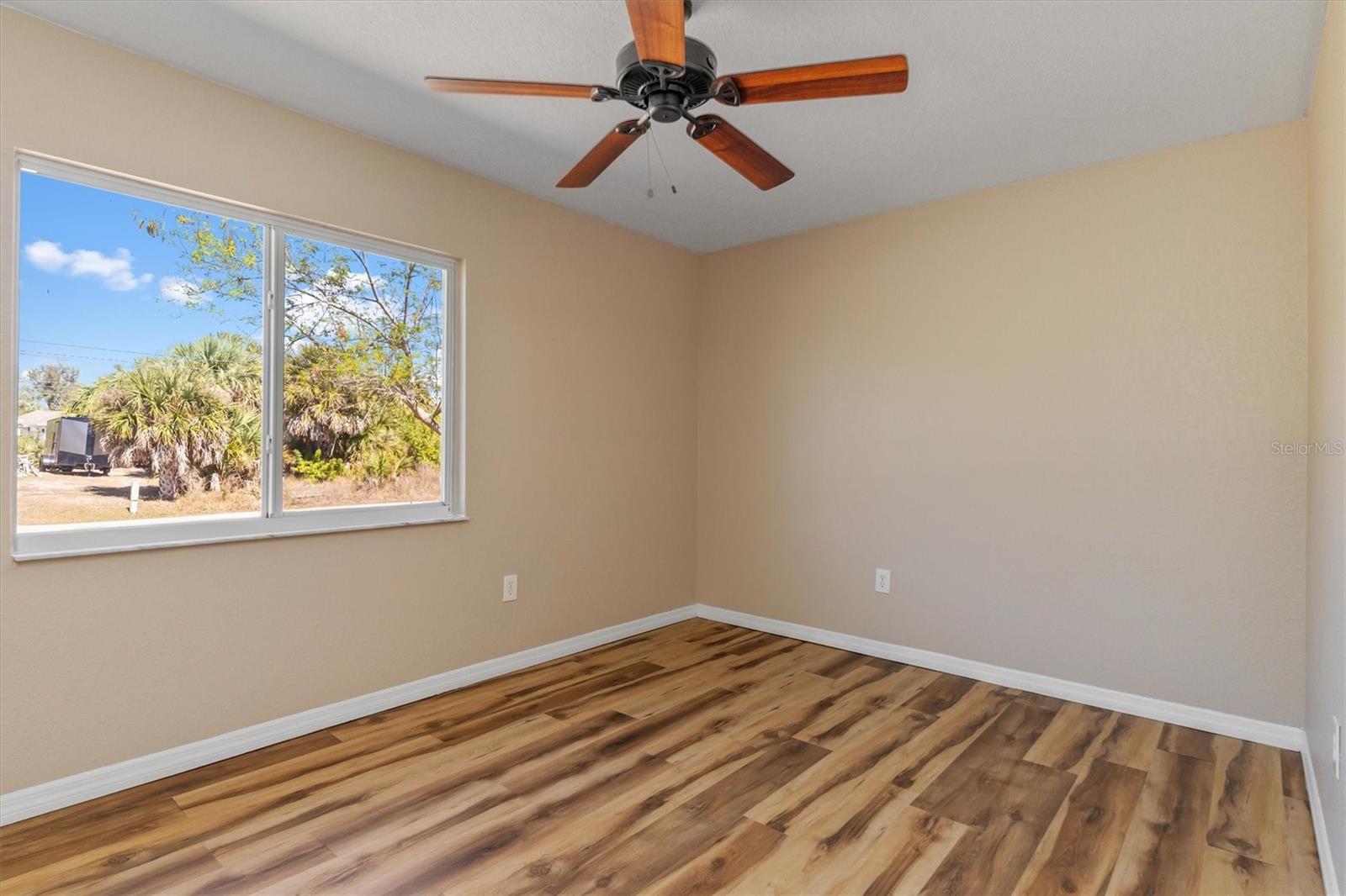 Image 17 of 27 For 18019 Avonsdale Circle