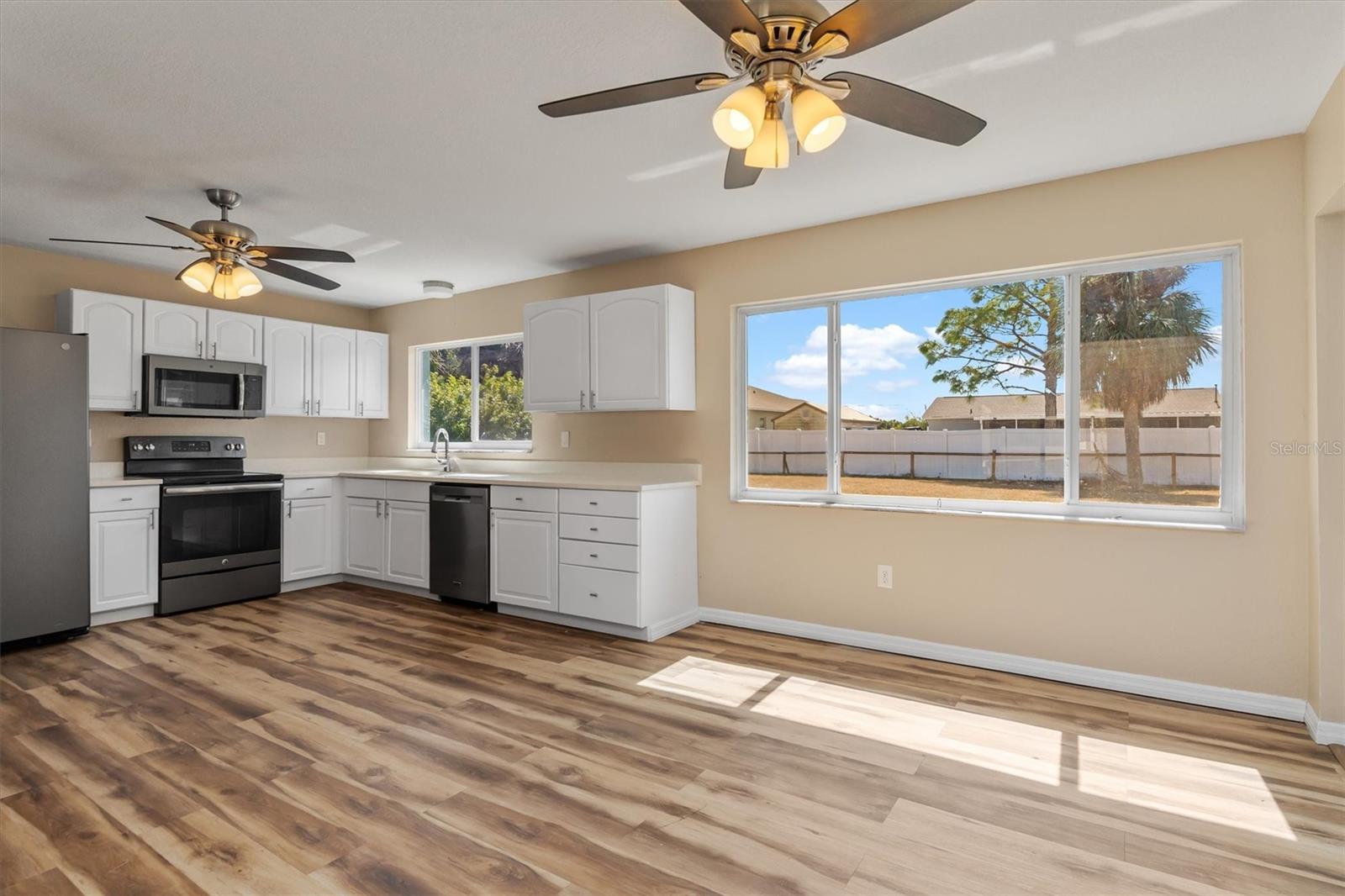 Image 7 of 27 For 18019 Avonsdale Circle