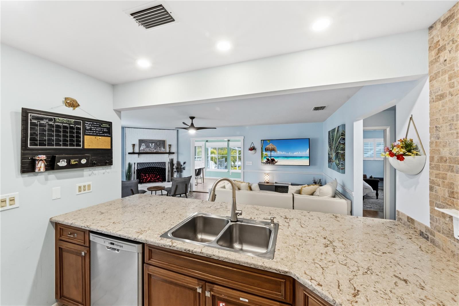 Image 14 of 36 For 417 Poinsettia Road