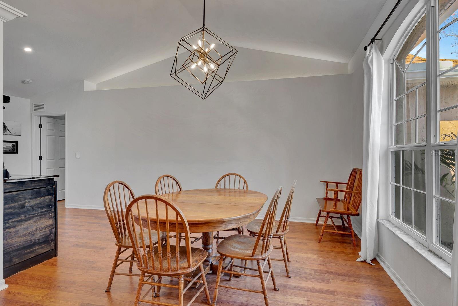 Image 11 of 41 For 810 Mcarthur Avenue