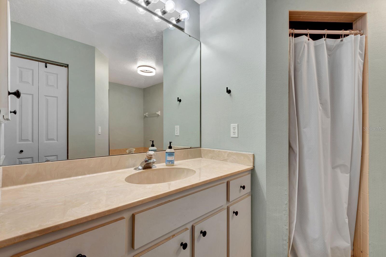 Image 15 of 41 For 810 Mcarthur Avenue