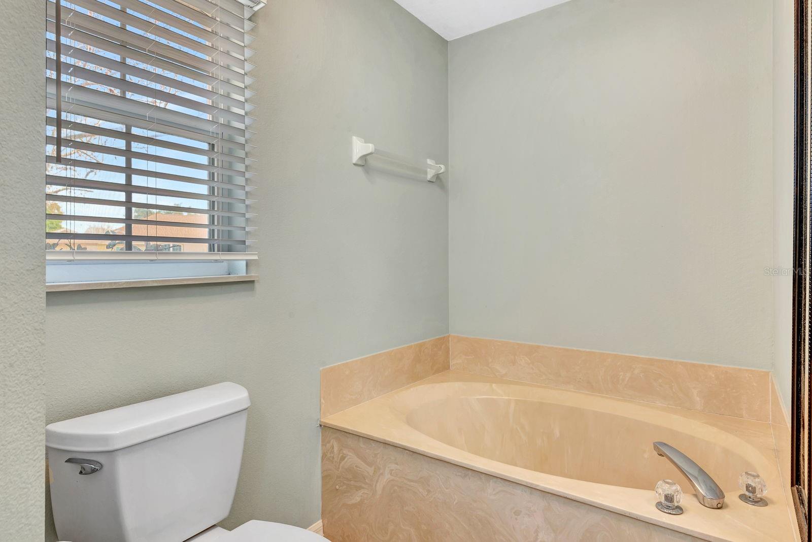 Image 16 of 41 For 810 Mcarthur Avenue