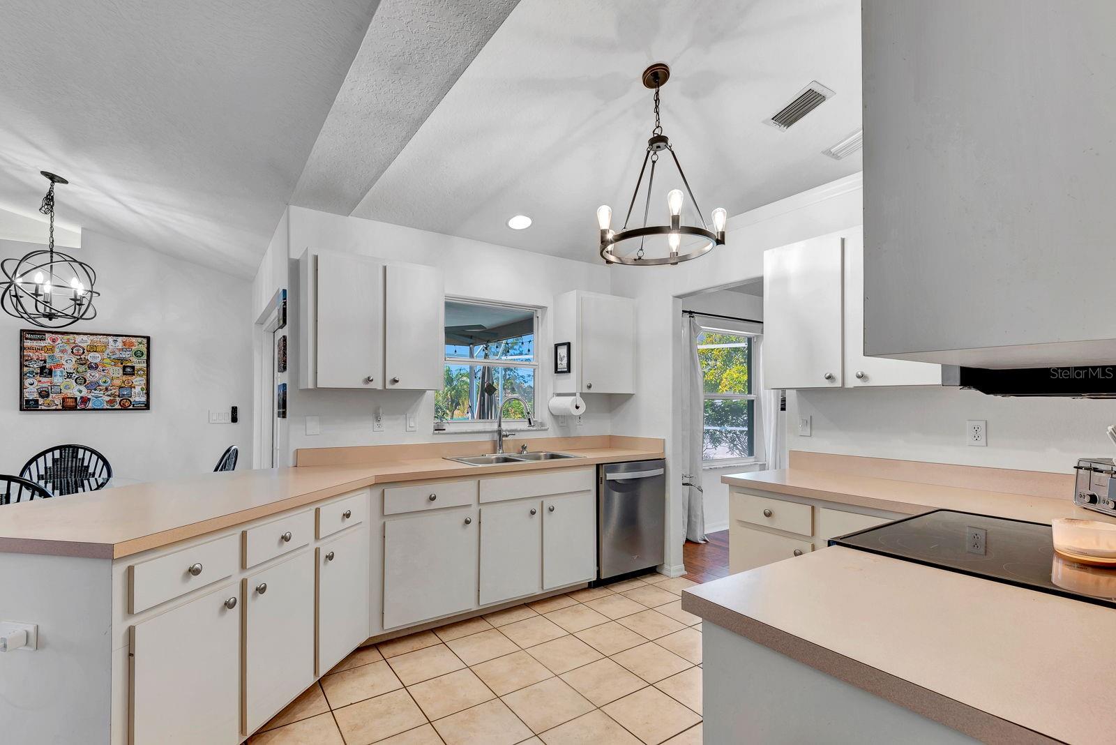 Image 19 of 41 For 810 Mcarthur Avenue