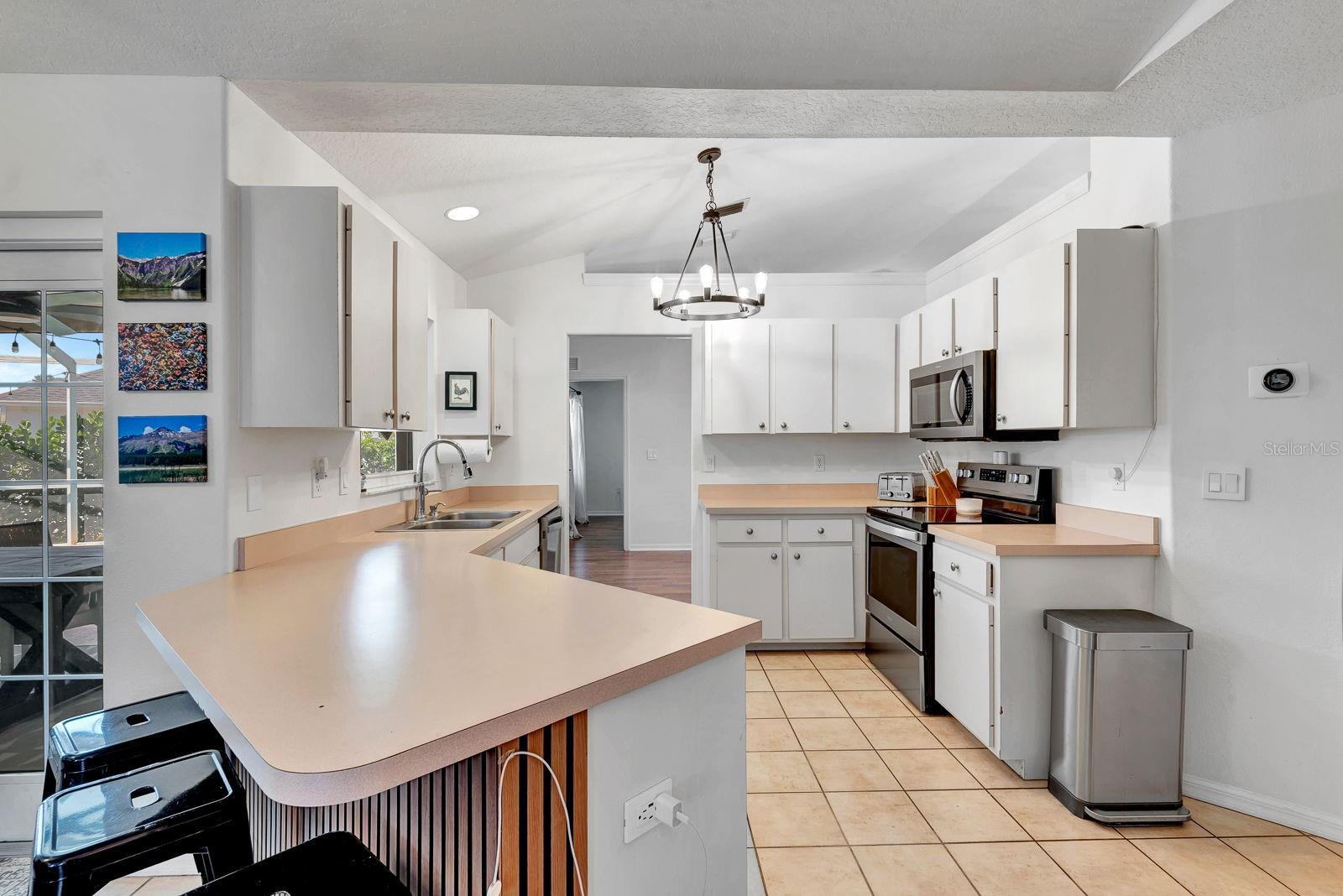 Image 21 of 41 For 810 Mcarthur Avenue