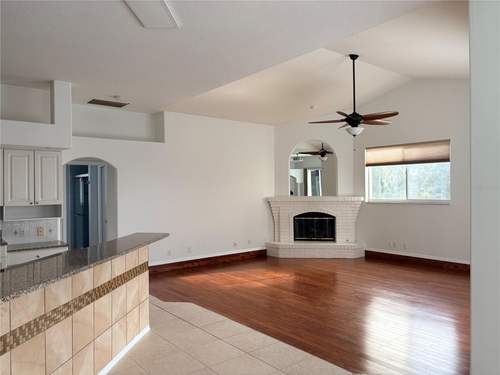 Listing photo id 11 for 7207 39th Lane E