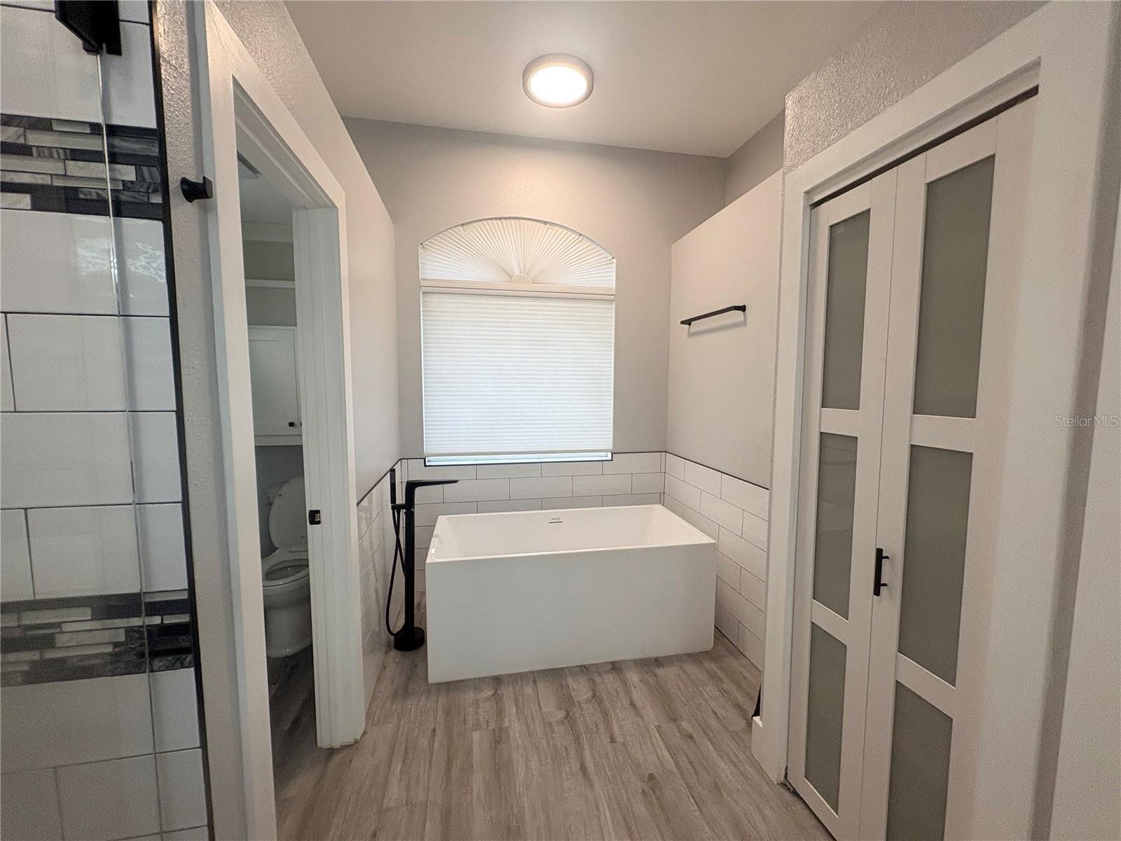 Listing photo id 15 for 7207 39th Lane E