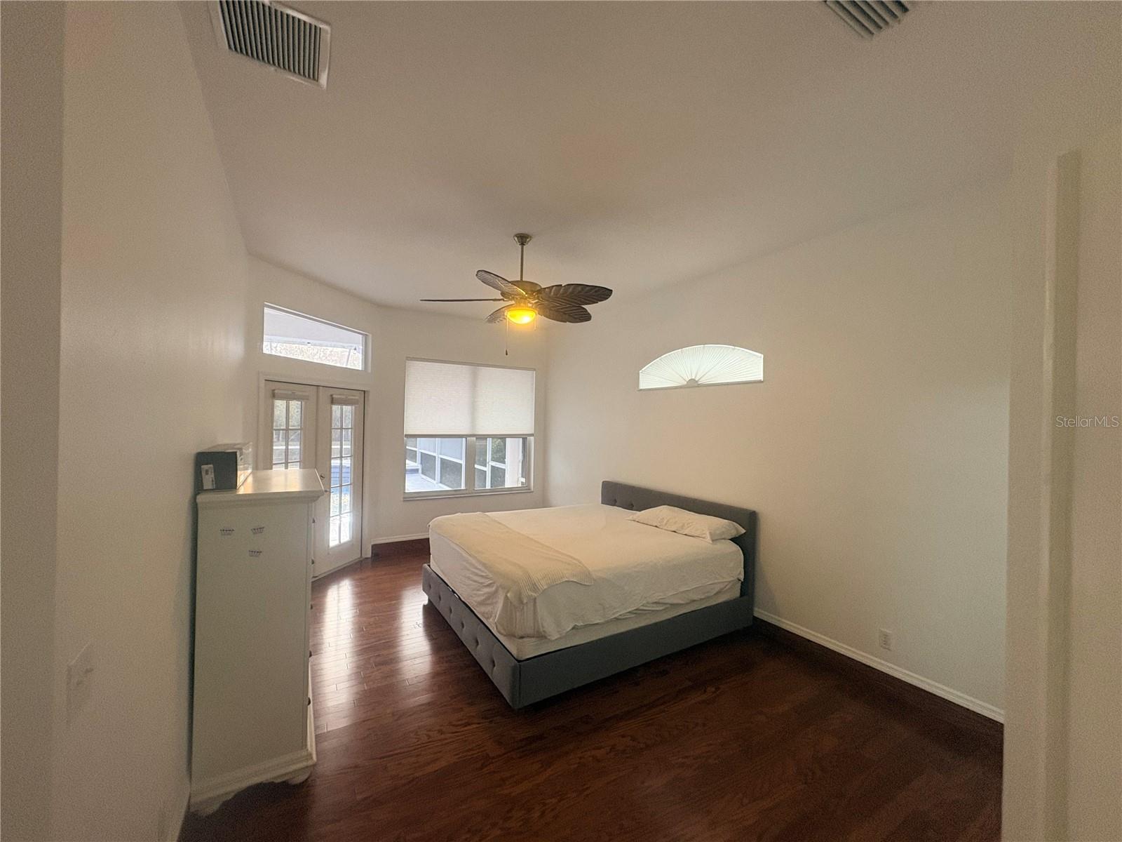 Listing photo id 16 for 7207 39th Lane E