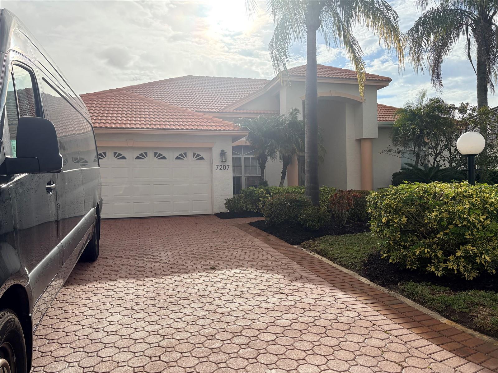 Listing photo id 0 for 7207 39th Lane E