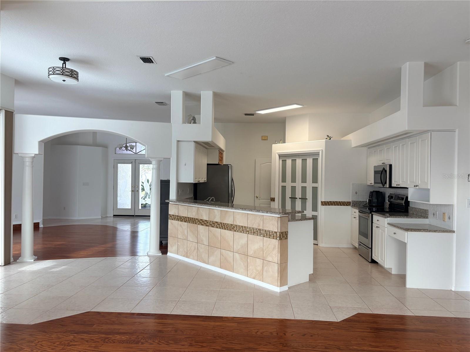 Listing photo id 7 for 7207 39th Lane E