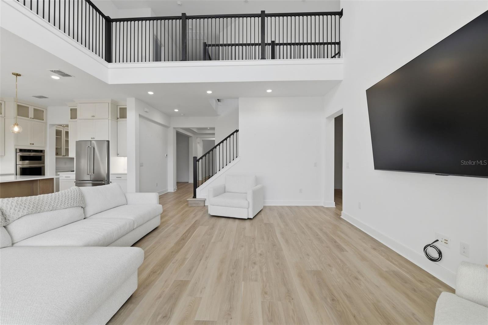 Listing photo id 11 for 6112 Jensen View Avenue