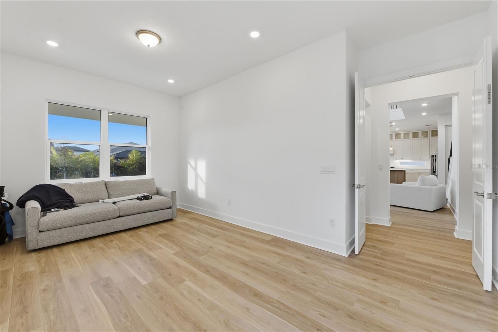 Listing photo id 13 for 6112 Jensen View Avenue