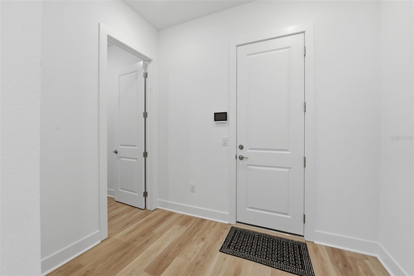 Listing photo id 2 for 6112 Jensen View Avenue