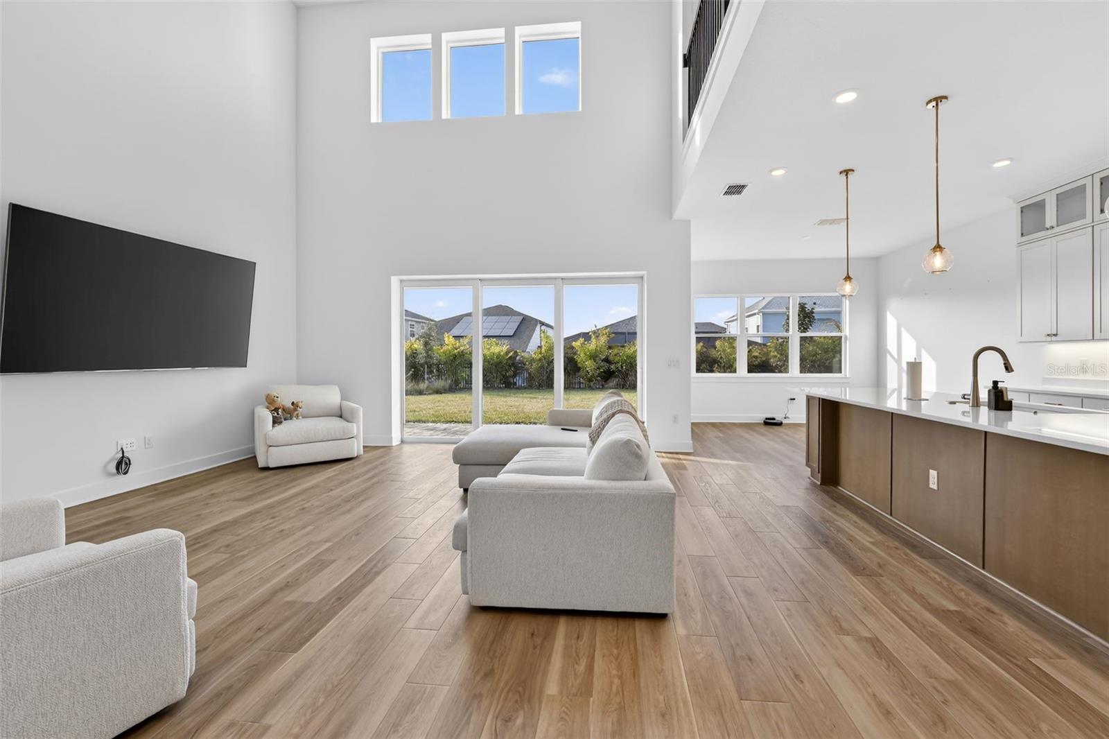 Listing photo id 4 for 6112 Jensen View Avenue