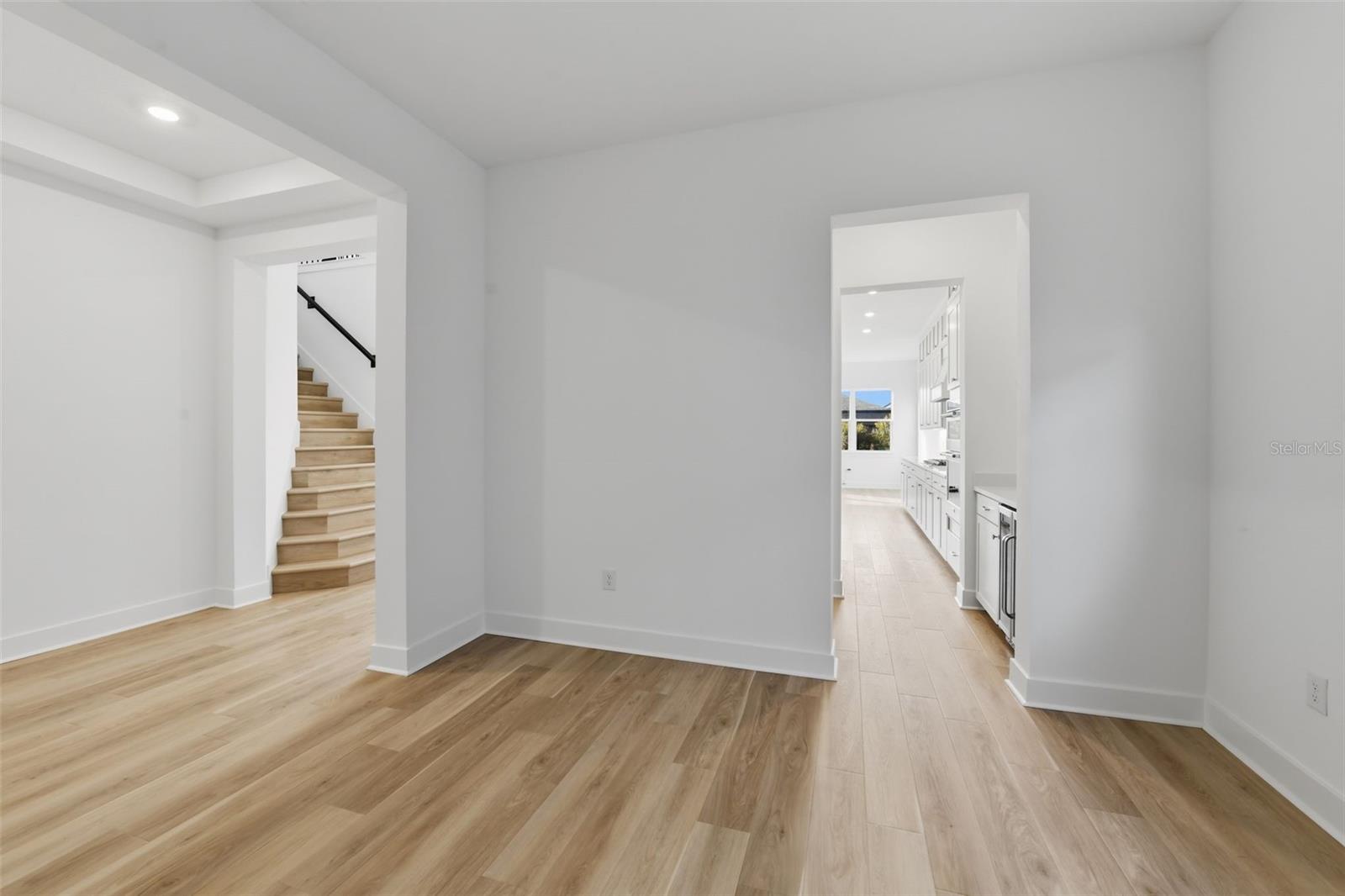 Listing photo id 7 for 6112 Jensen View Avenue