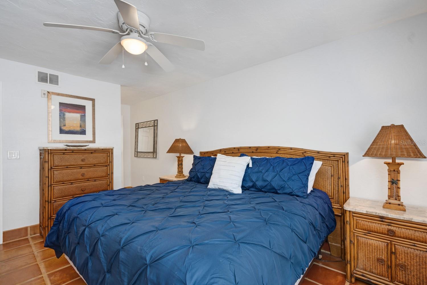 Image 17 of 53 For 6157 Midnight Pass Road E22