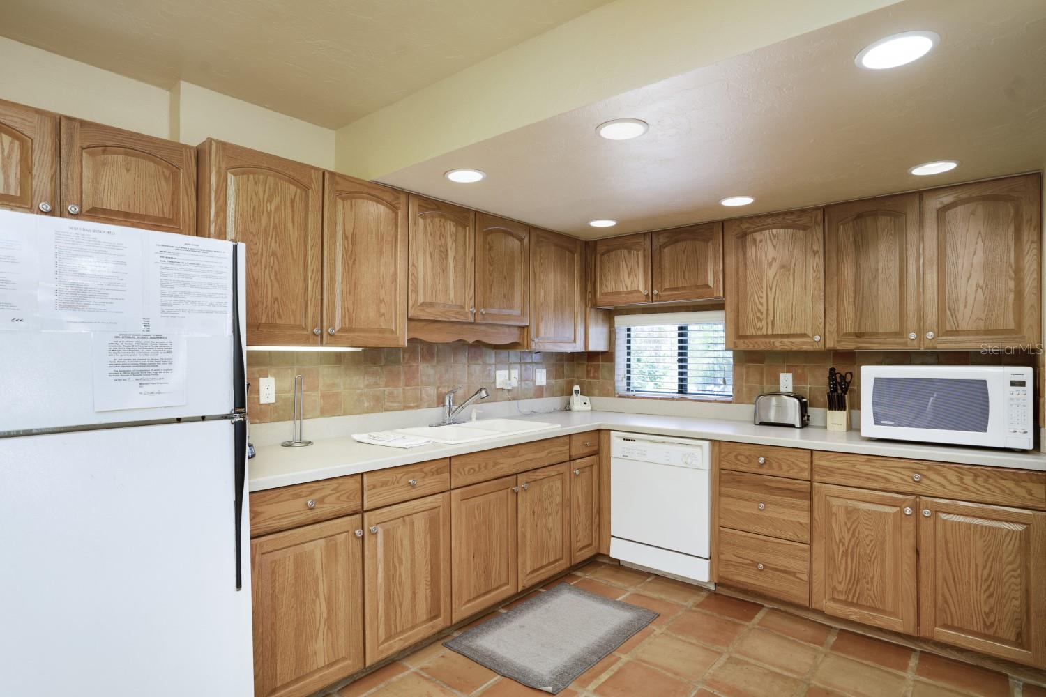 Image 22 of 53 For 6157 Midnight Pass Road E22