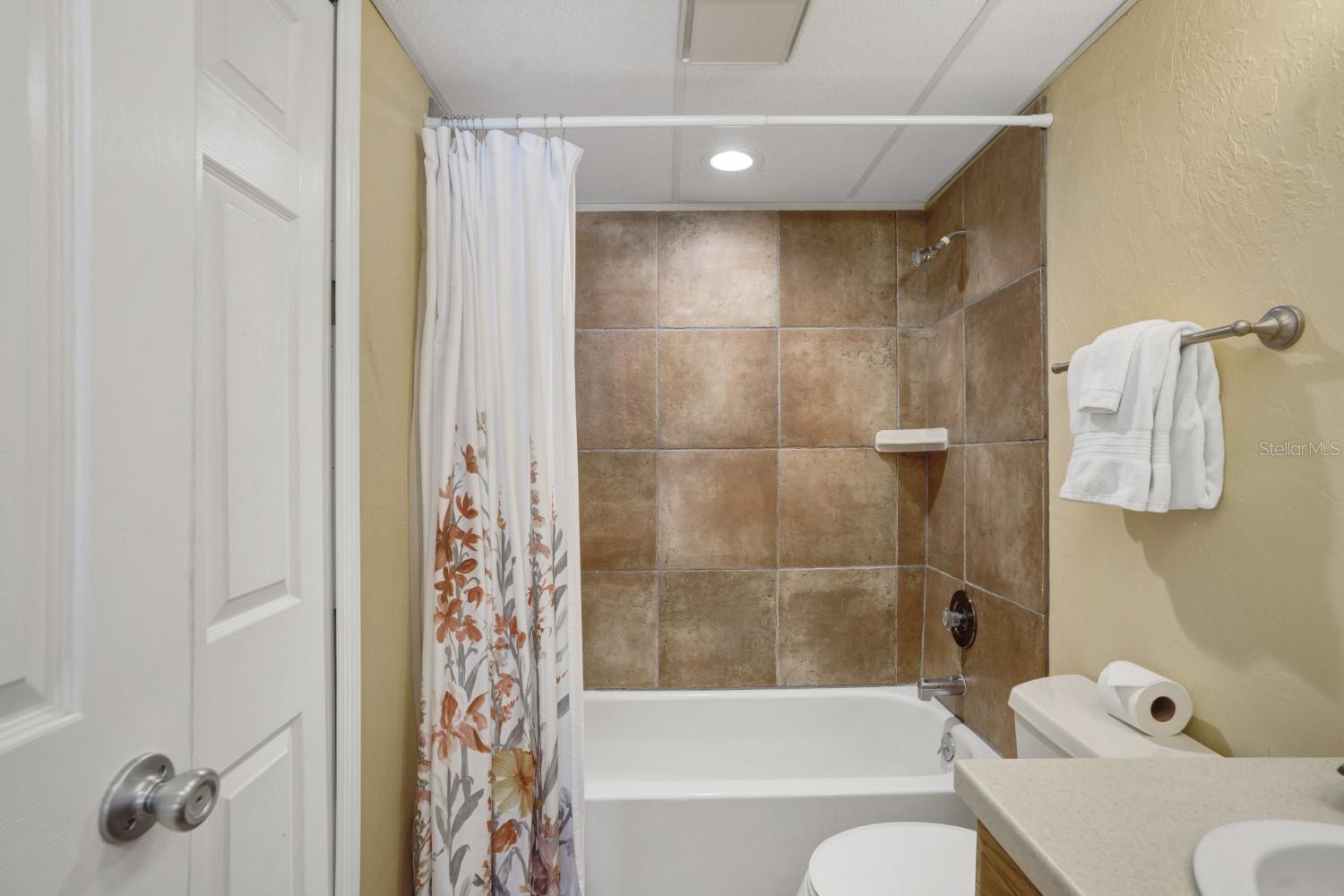 Image 38 of 53 For 6157 Midnight Pass Road E22