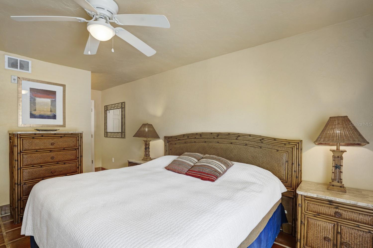 Image 40 of 53 For 6157 Midnight Pass Road E22