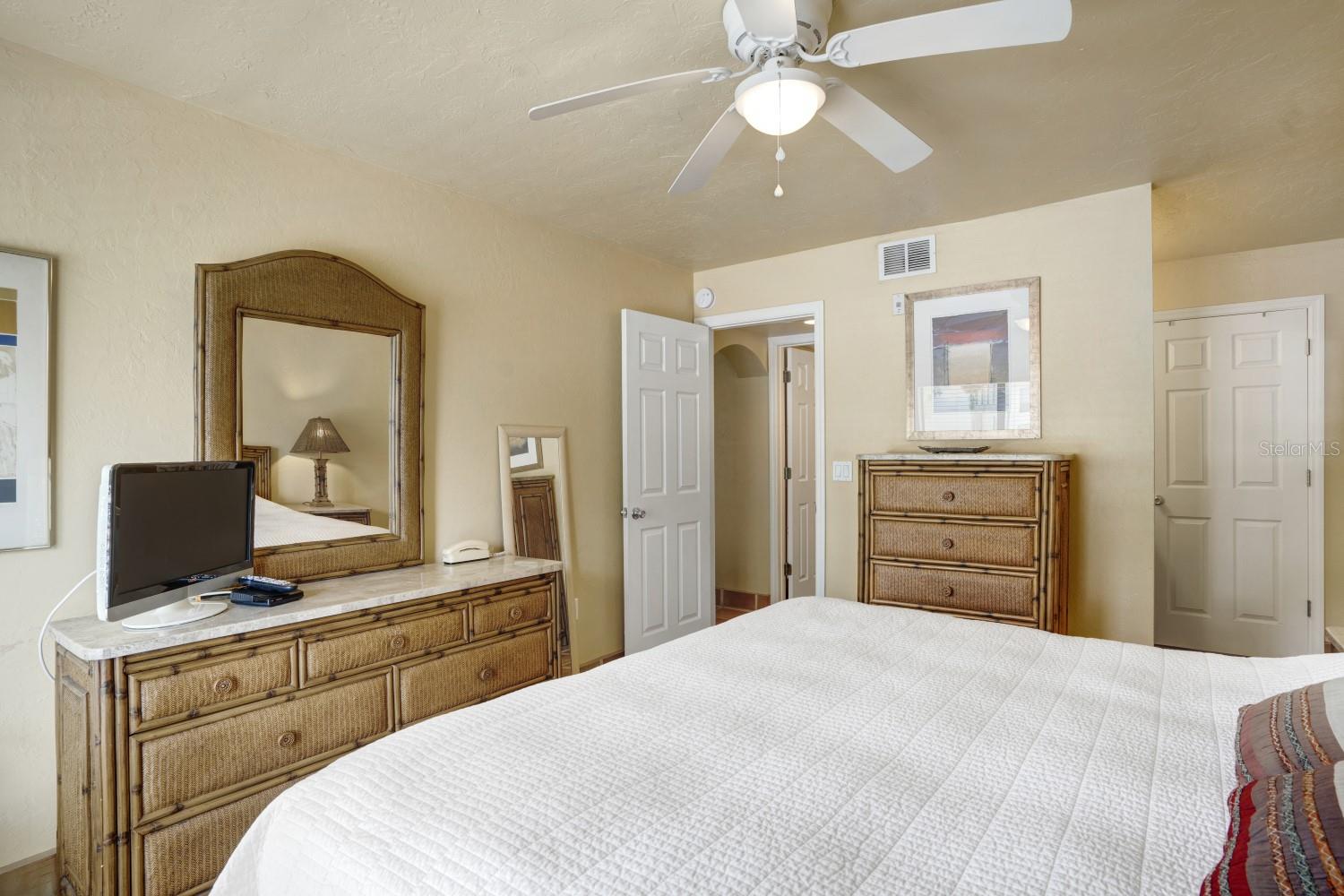 Image 41 of 53 For 6157 Midnight Pass Road E22