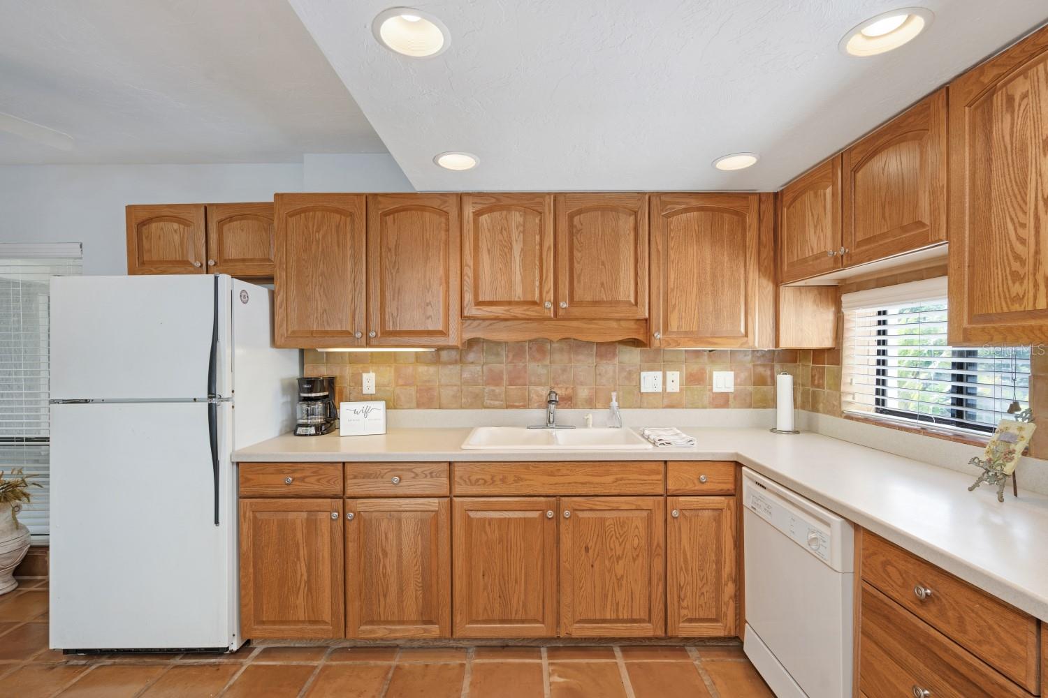 Image 7 of 53 For 6157 Midnight Pass Road E22