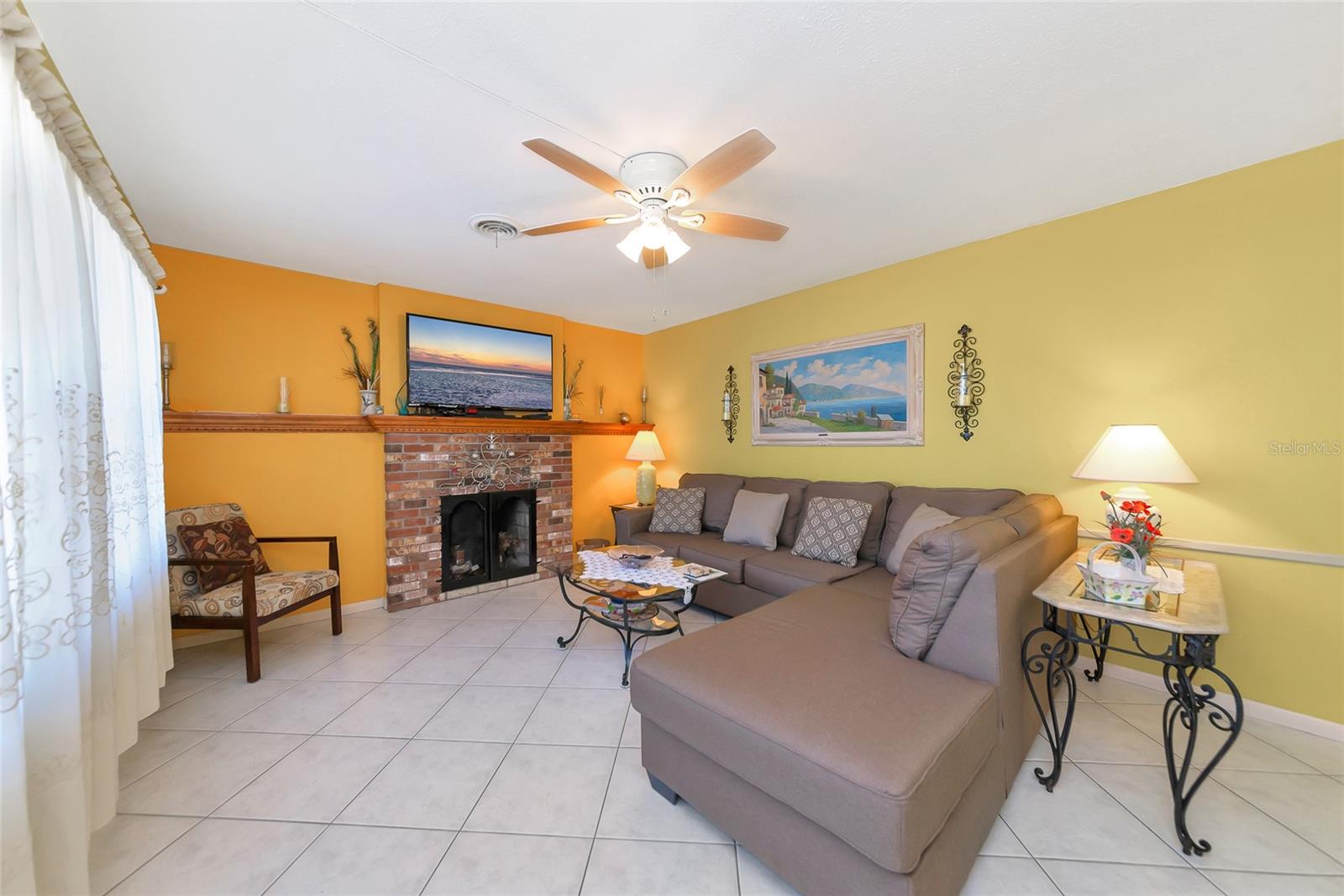 Listing photo id 8 for 5407 3rd Street W