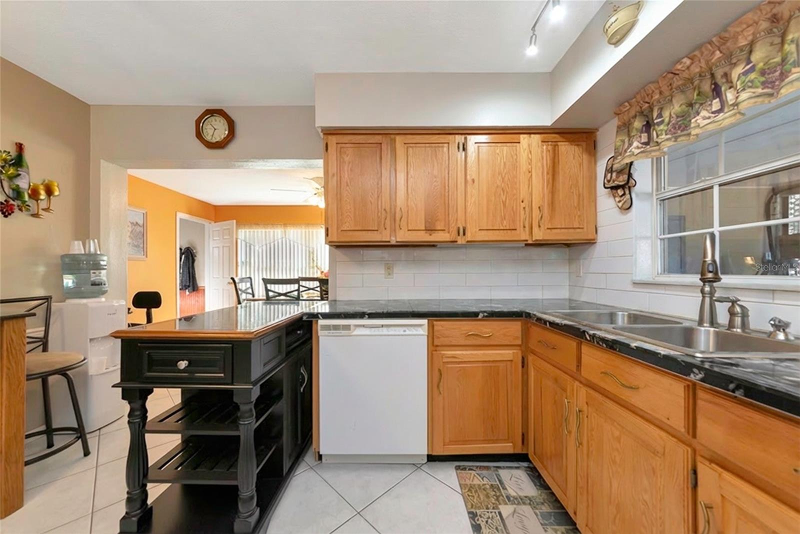 Listing photo id 9 for 5407 3rd Street W