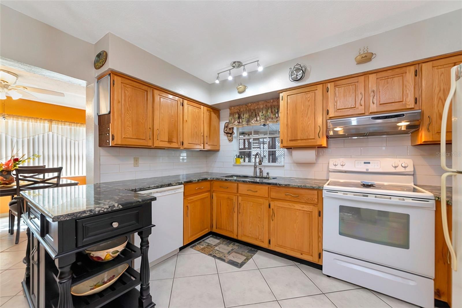 Listing photo id 10 for 5407 3rd Street W