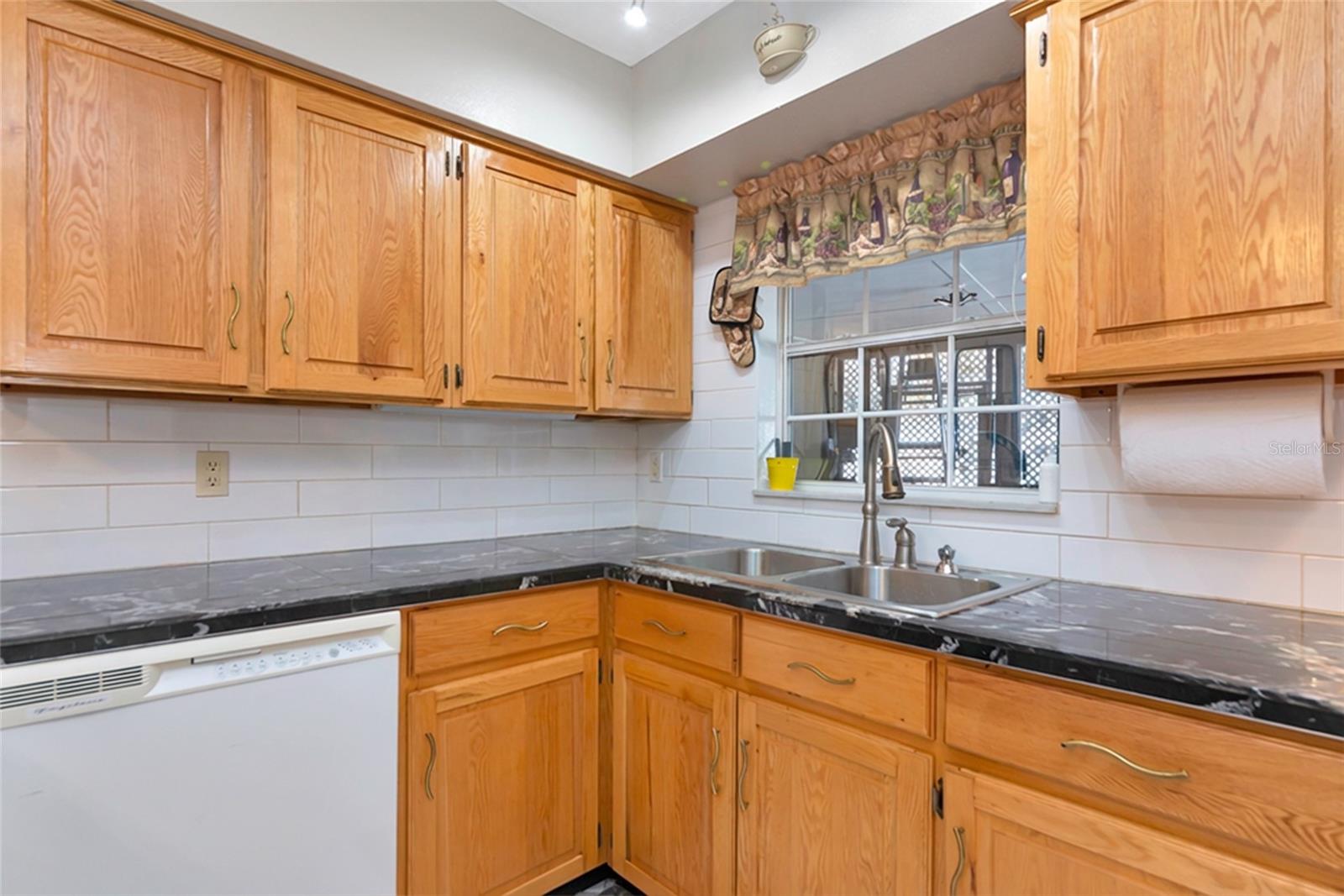 Listing photo id 11 for 5407 3rd Street W