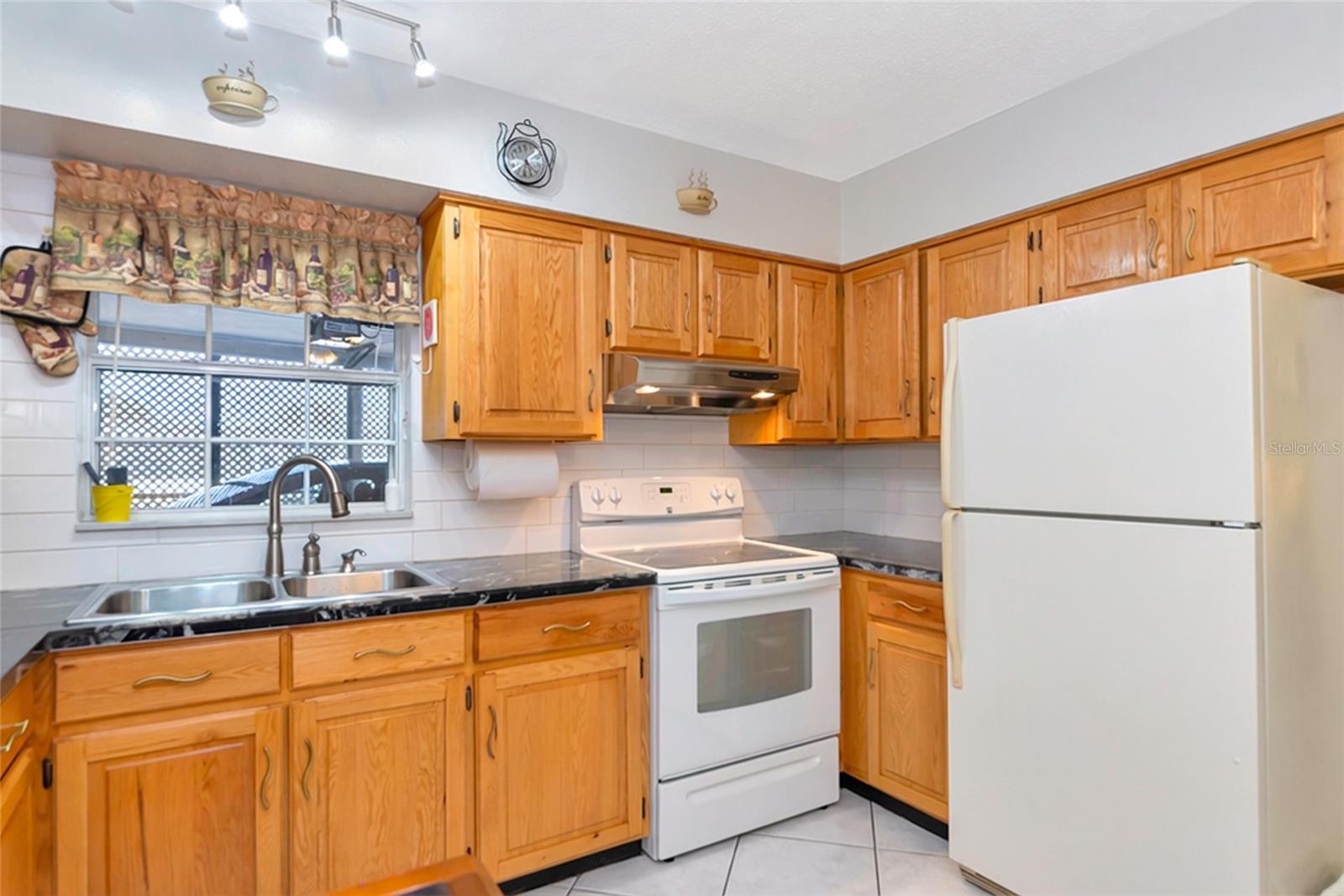 Listing photo id 12 for 5407 3rd Street W