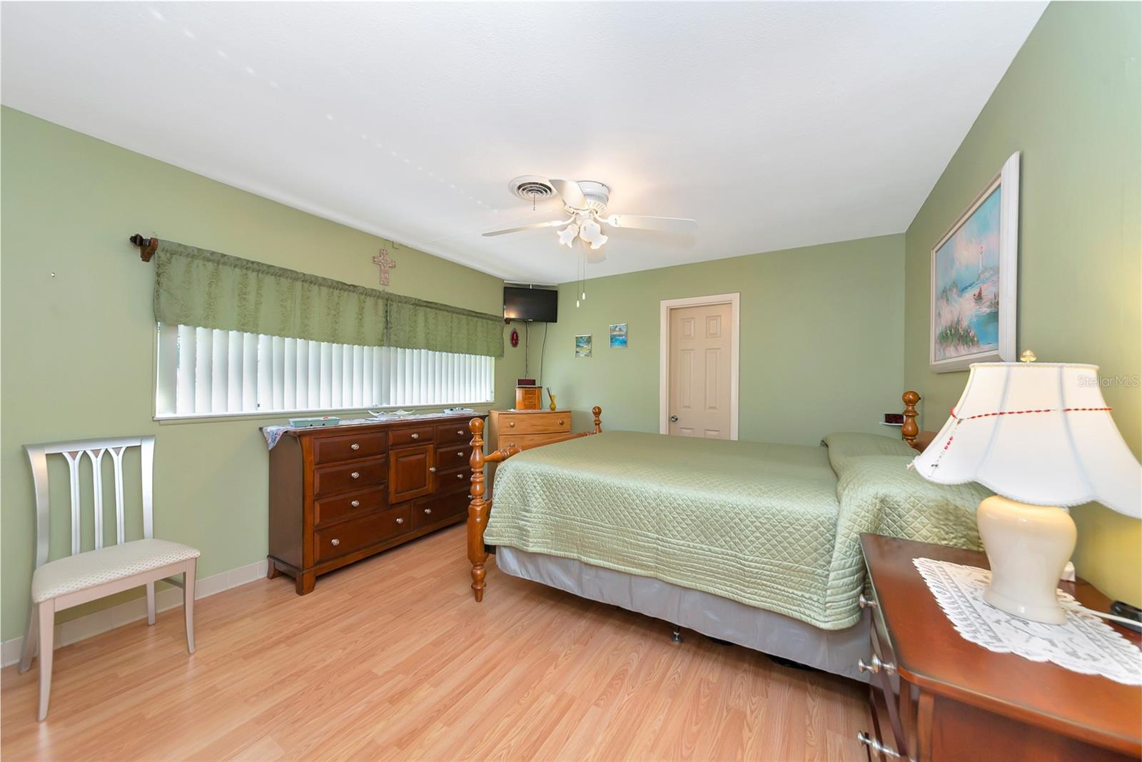 Listing photo id 18 for 5407 3rd Street W