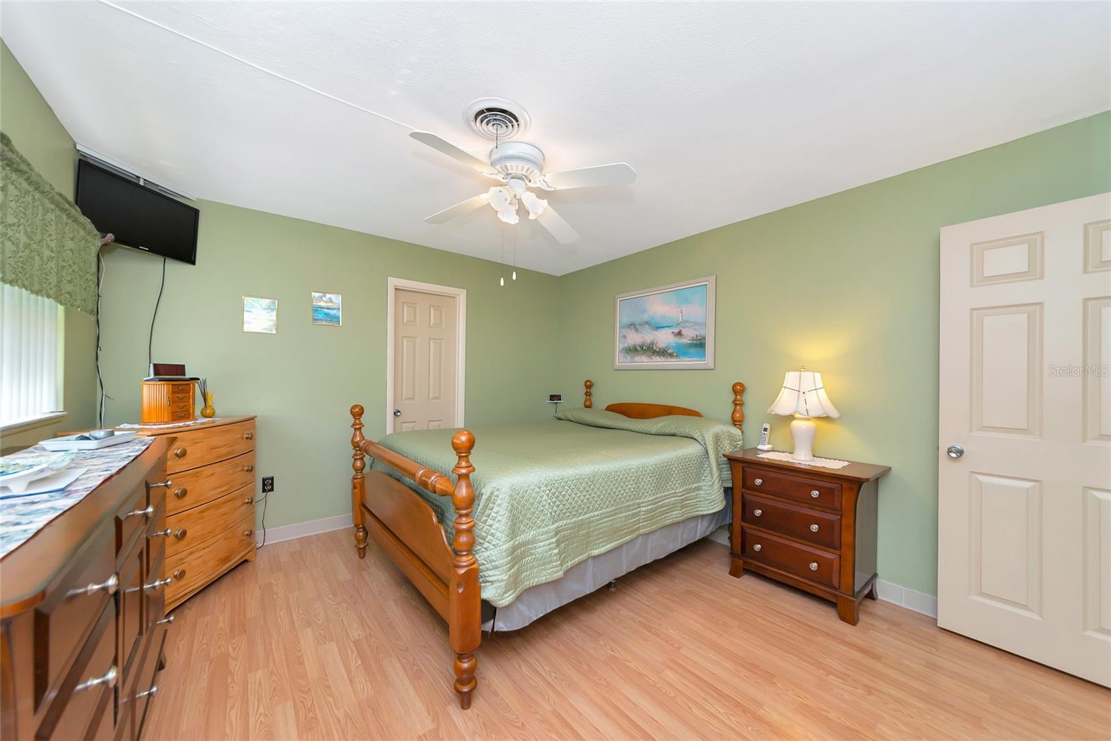 Listing photo id 19 for 5407 3rd Street W