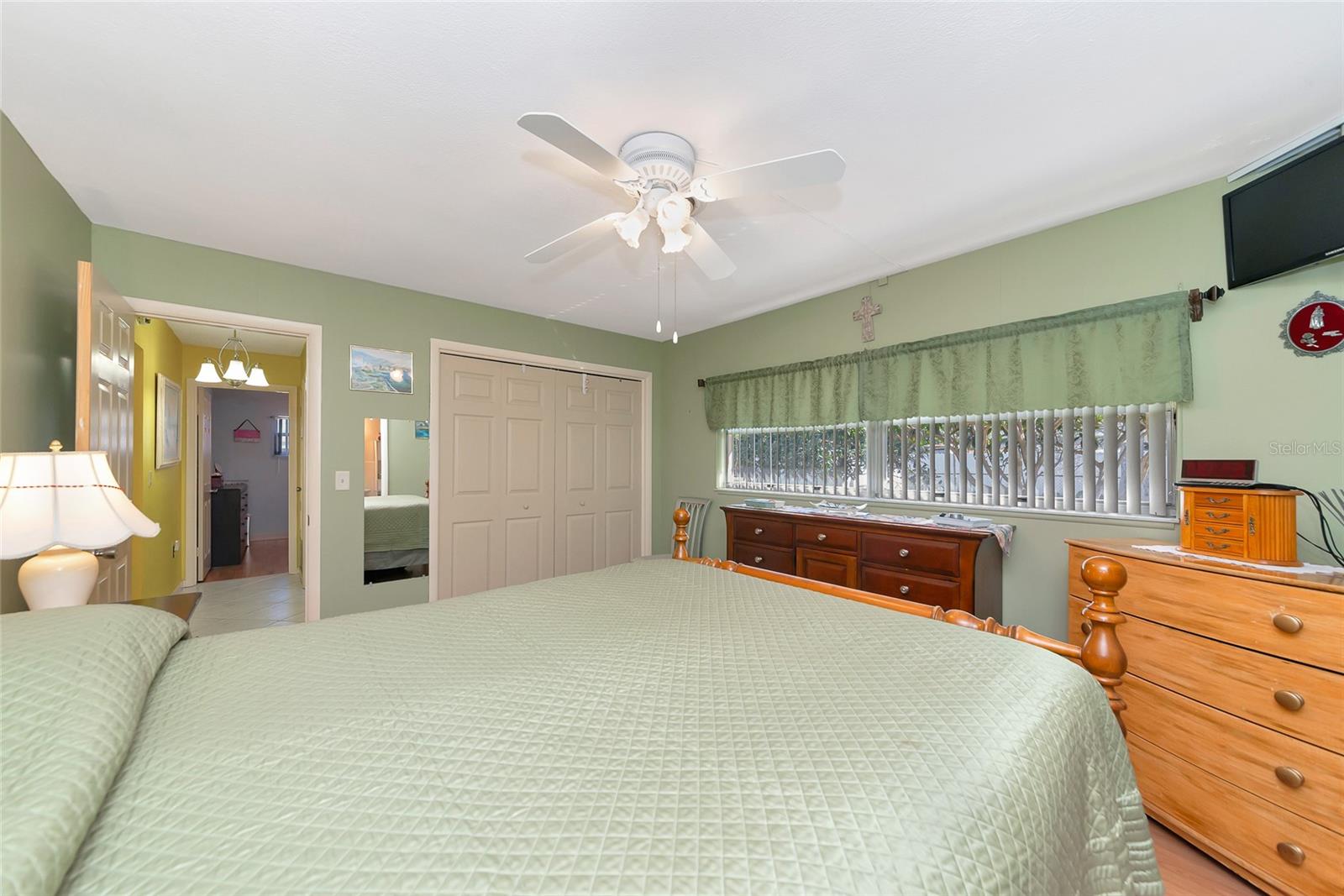 Listing photo id 20 for 5407 3rd Street W