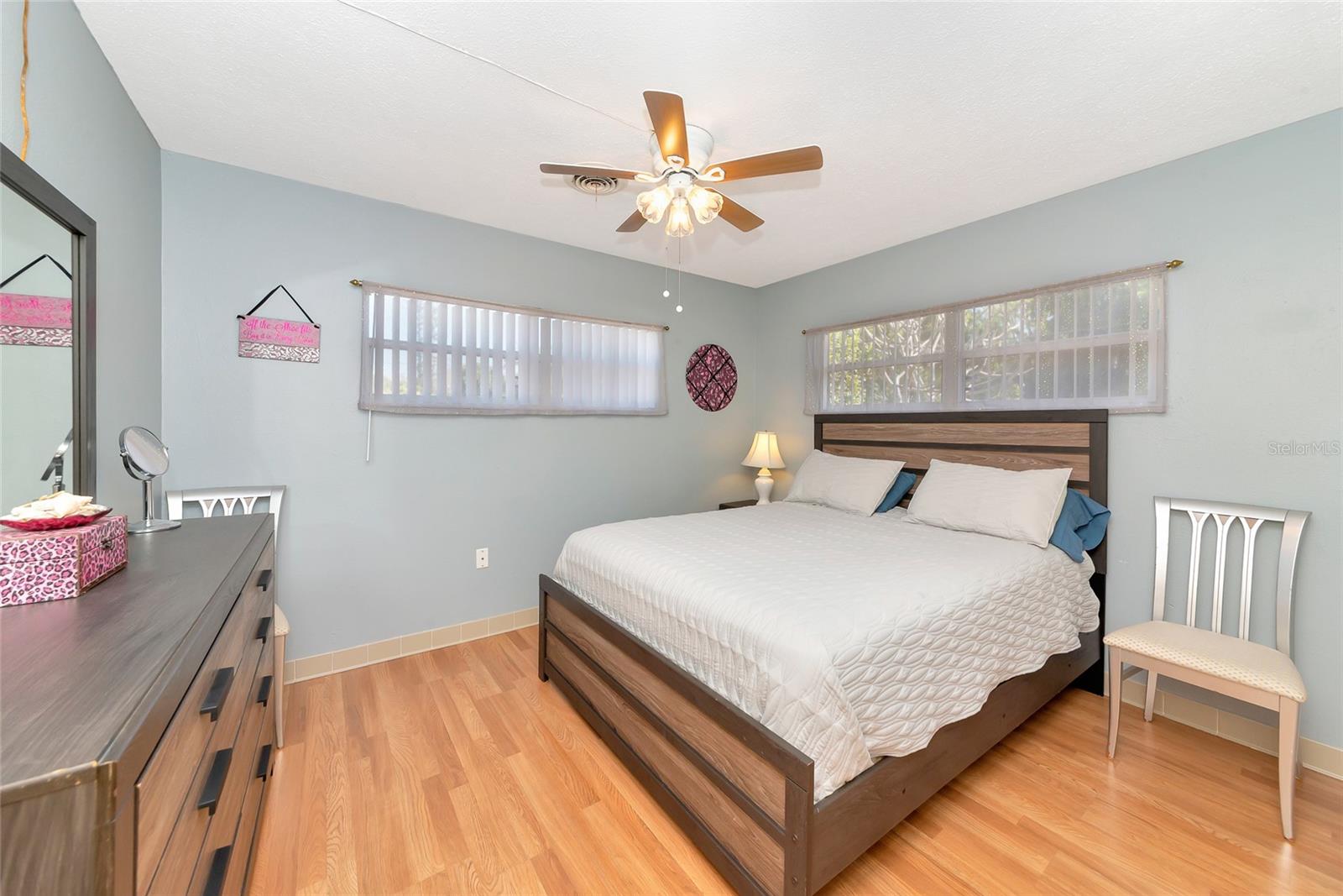 Listing photo id 23 for 5407 3rd Street W