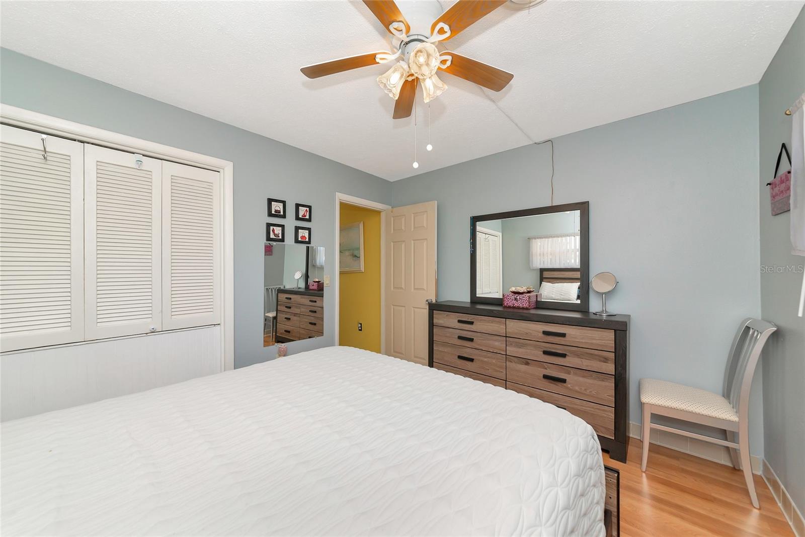 Listing photo id 25 for 5407 3rd Street W