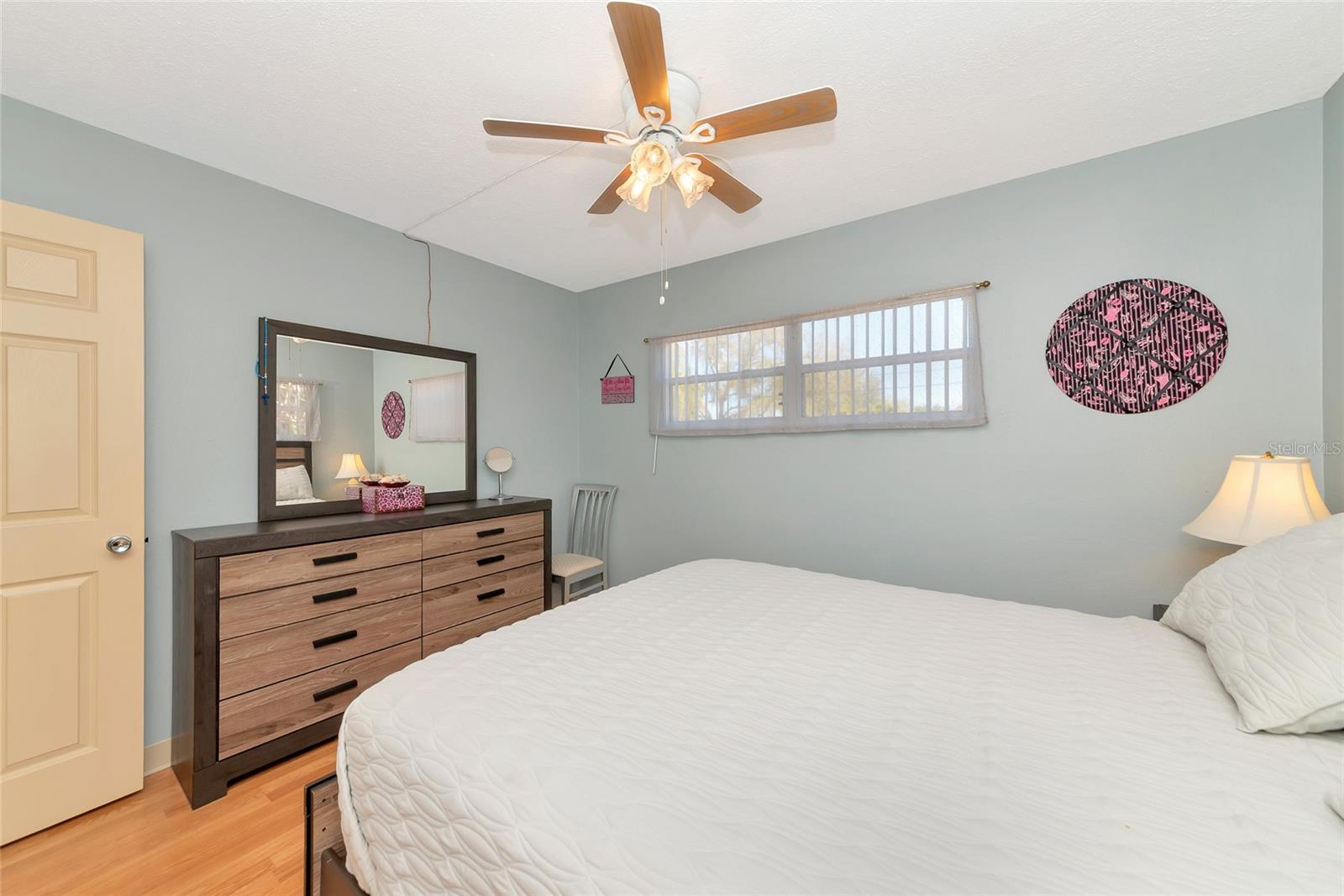 Listing photo id 26 for 5407 3rd Street W